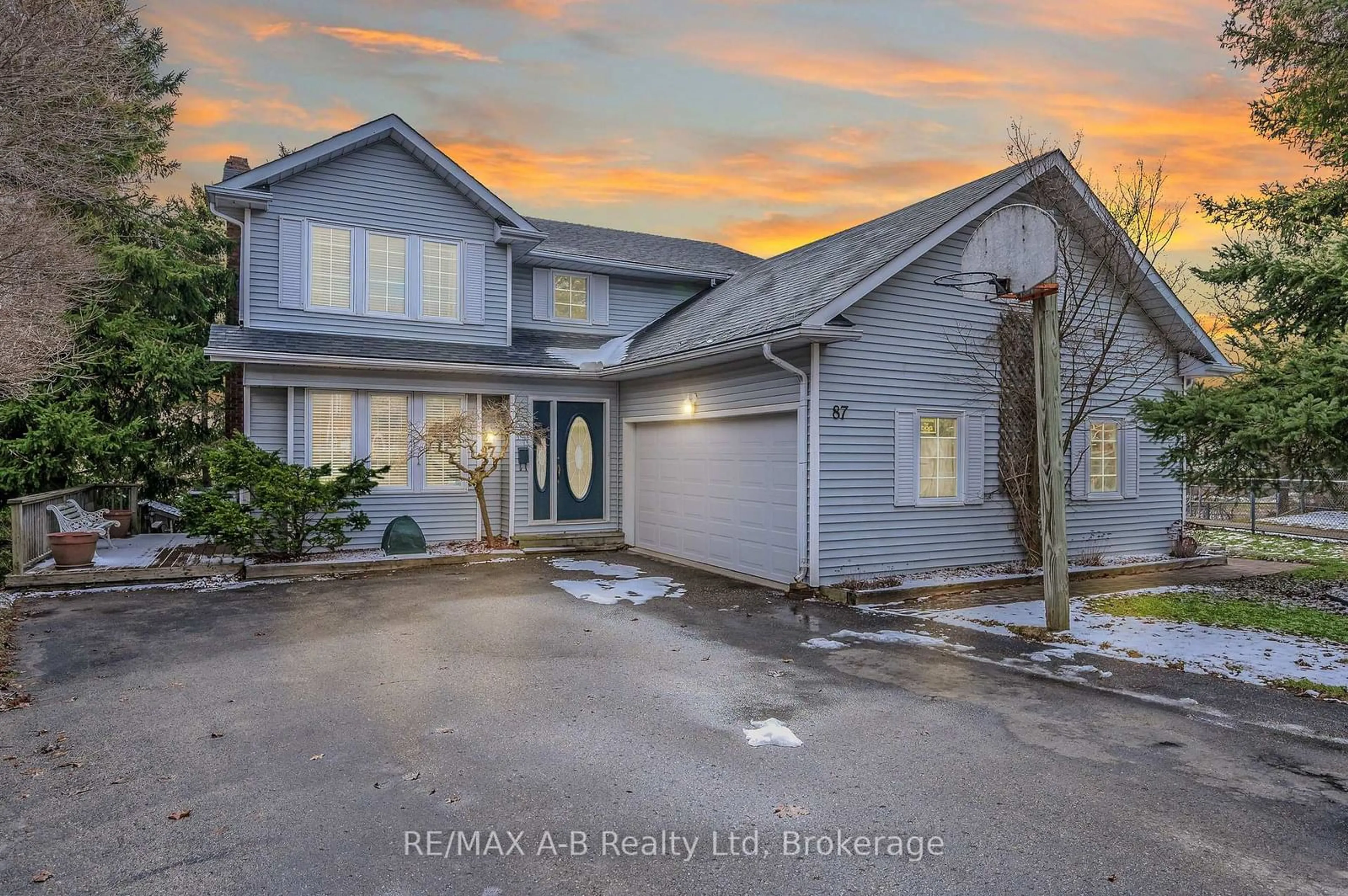 A pic from outside/outdoor area/front of a property/back of a property/a pic from drone, street for 87 Lorilee Cres, Kitchener Ontario N2N 2J3