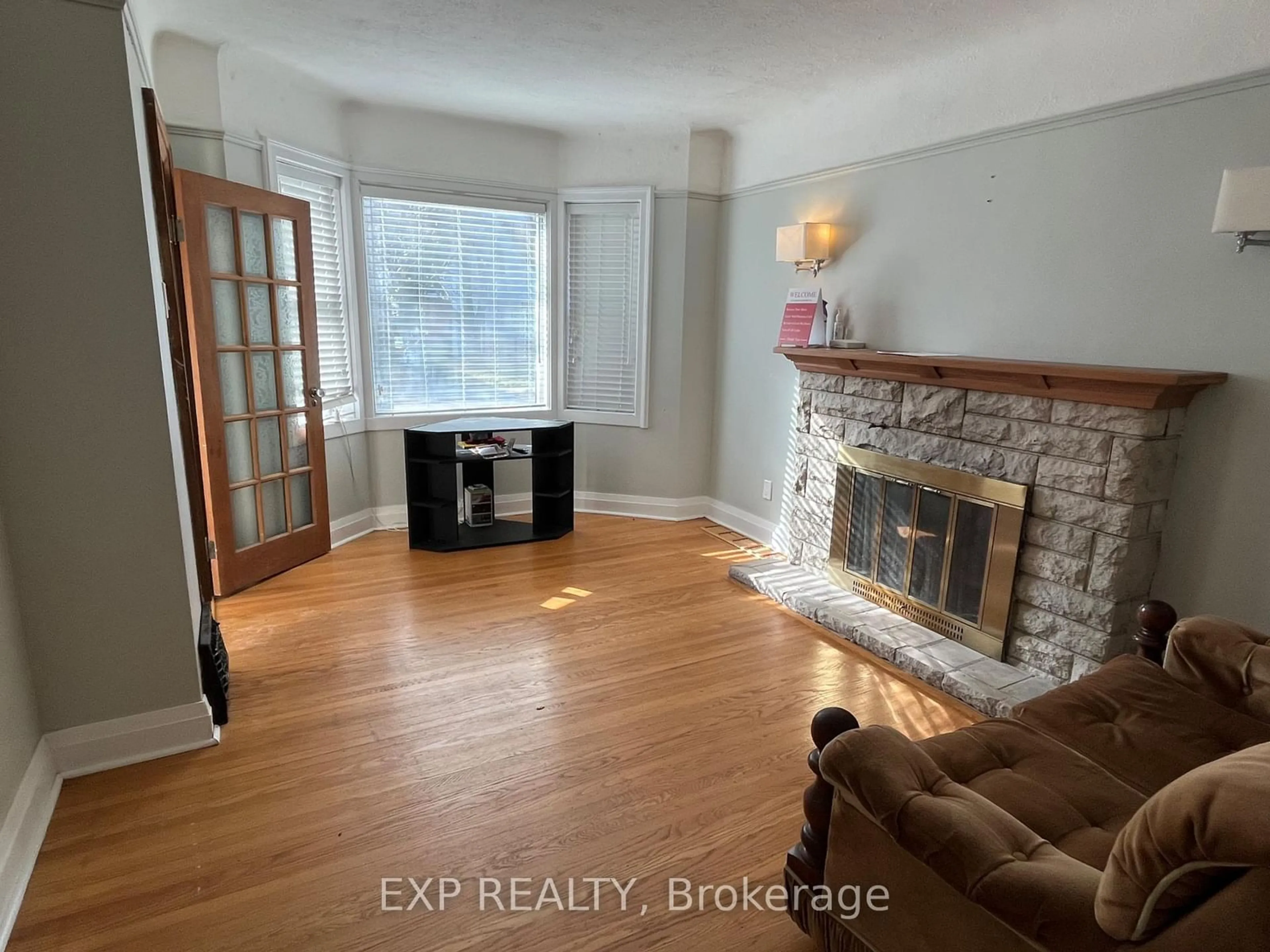 Living room with furniture, unknown for 125 Haddon Ave, Hamilton Ontario L8S 1X7