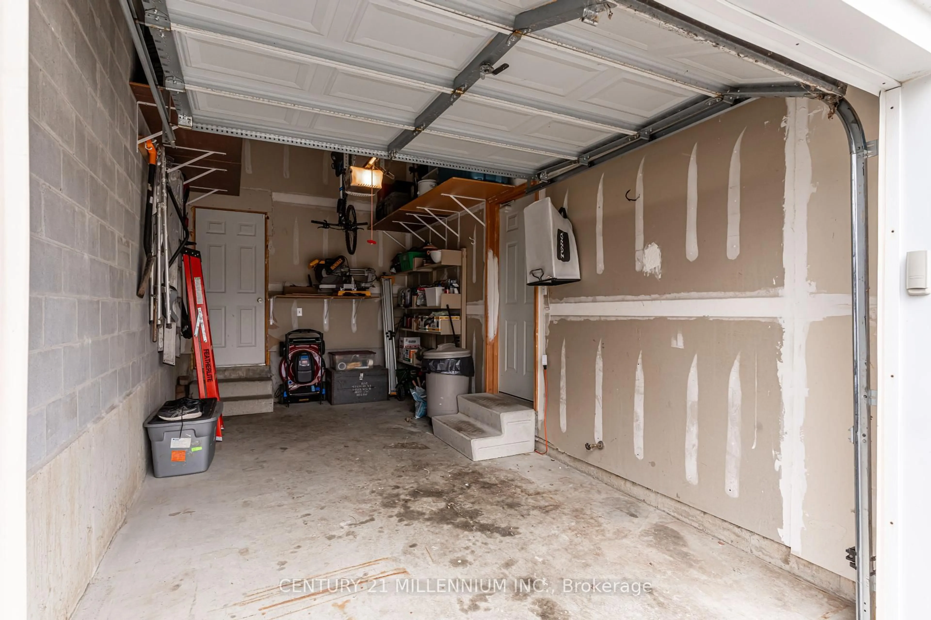 Indoor garage for 7 Millcroft Dr, Norfolk Ontario N3Y 5M9