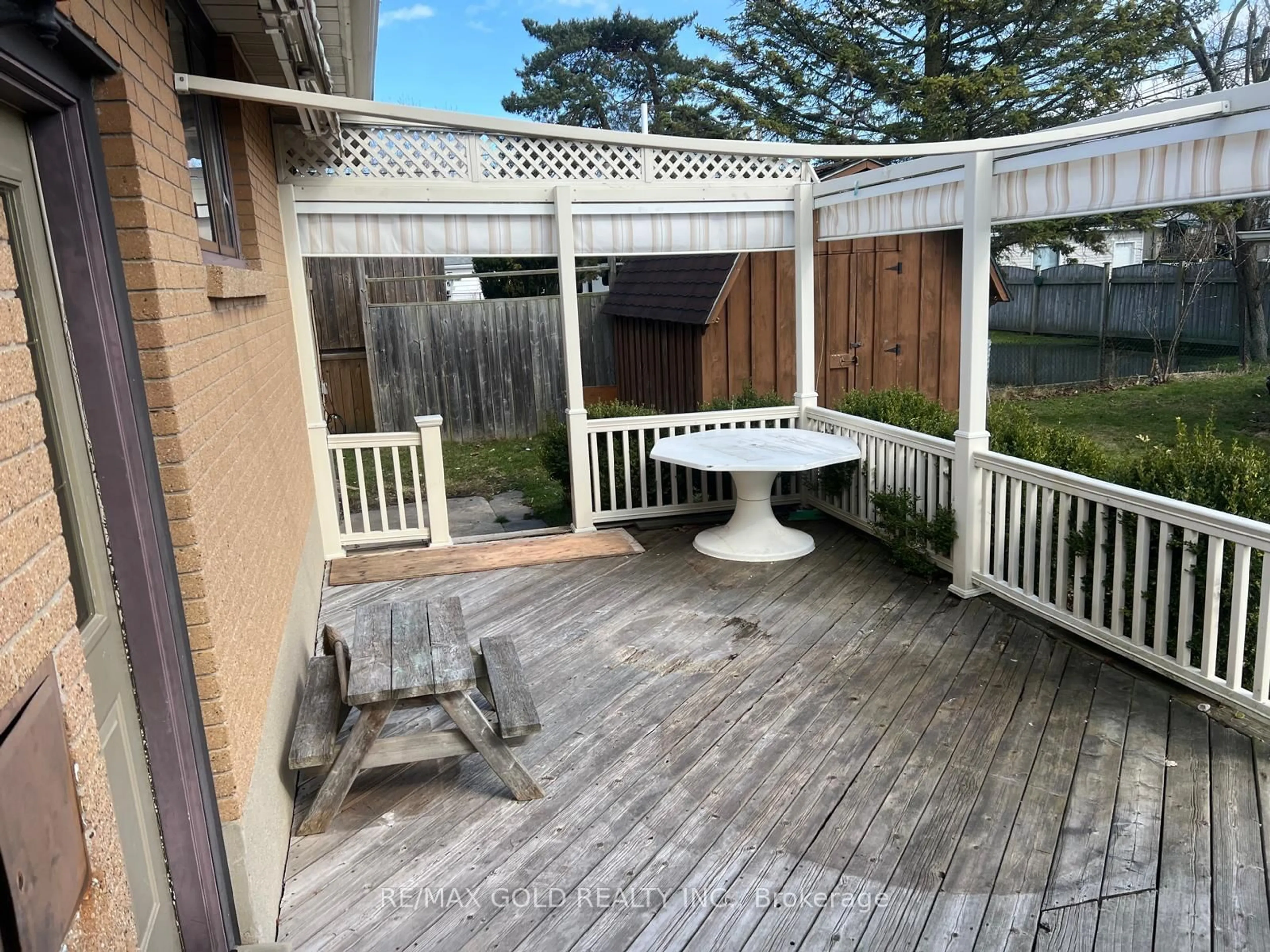 Patio, street for 979 Wellington St, Sarnia Ontario N7S 1E2