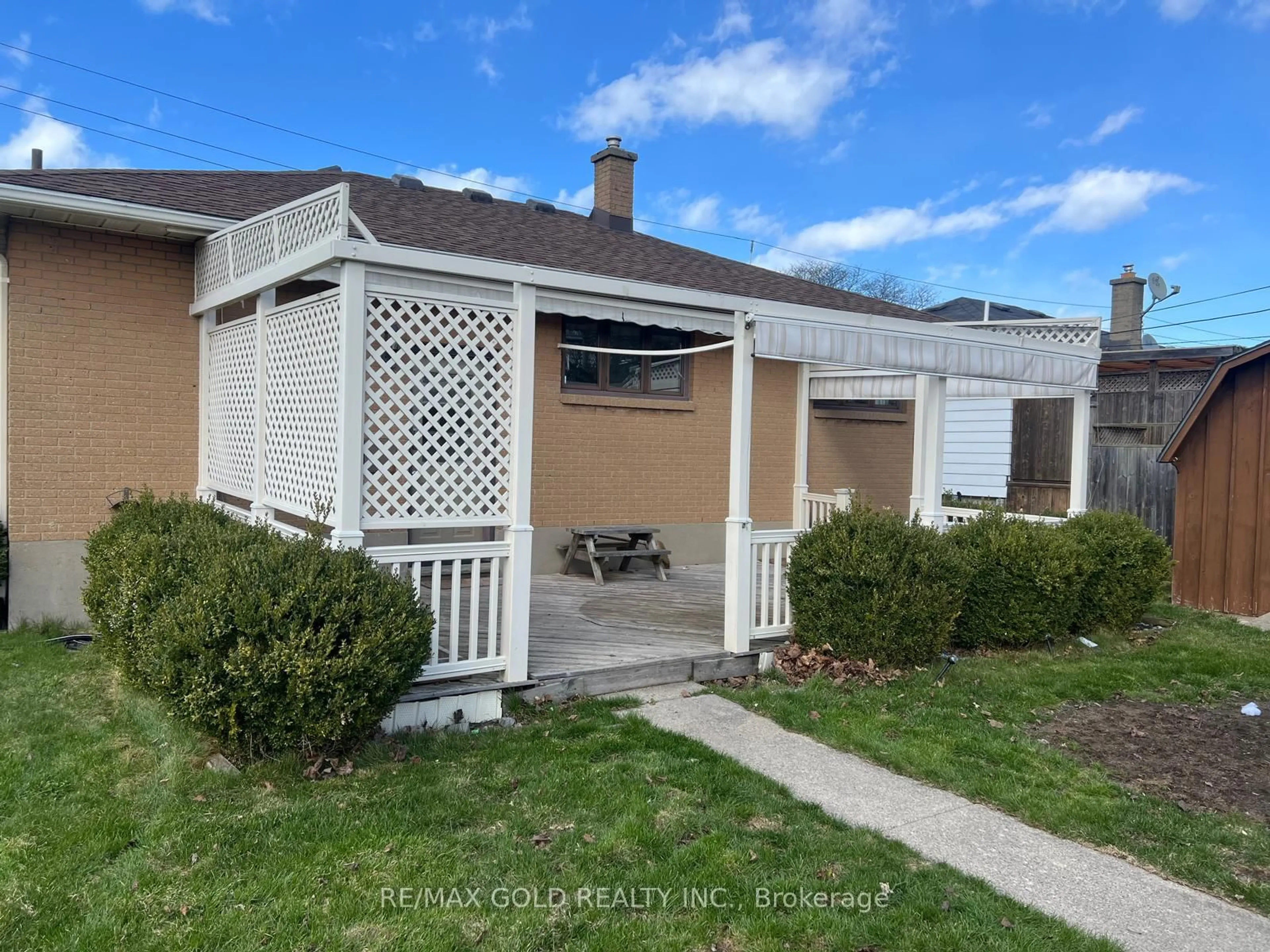 A pic from outside/outdoor area/front of a property/back of a property/a pic from drone, unknown for 979 Wellington St, Sarnia Ontario N7S 1E2