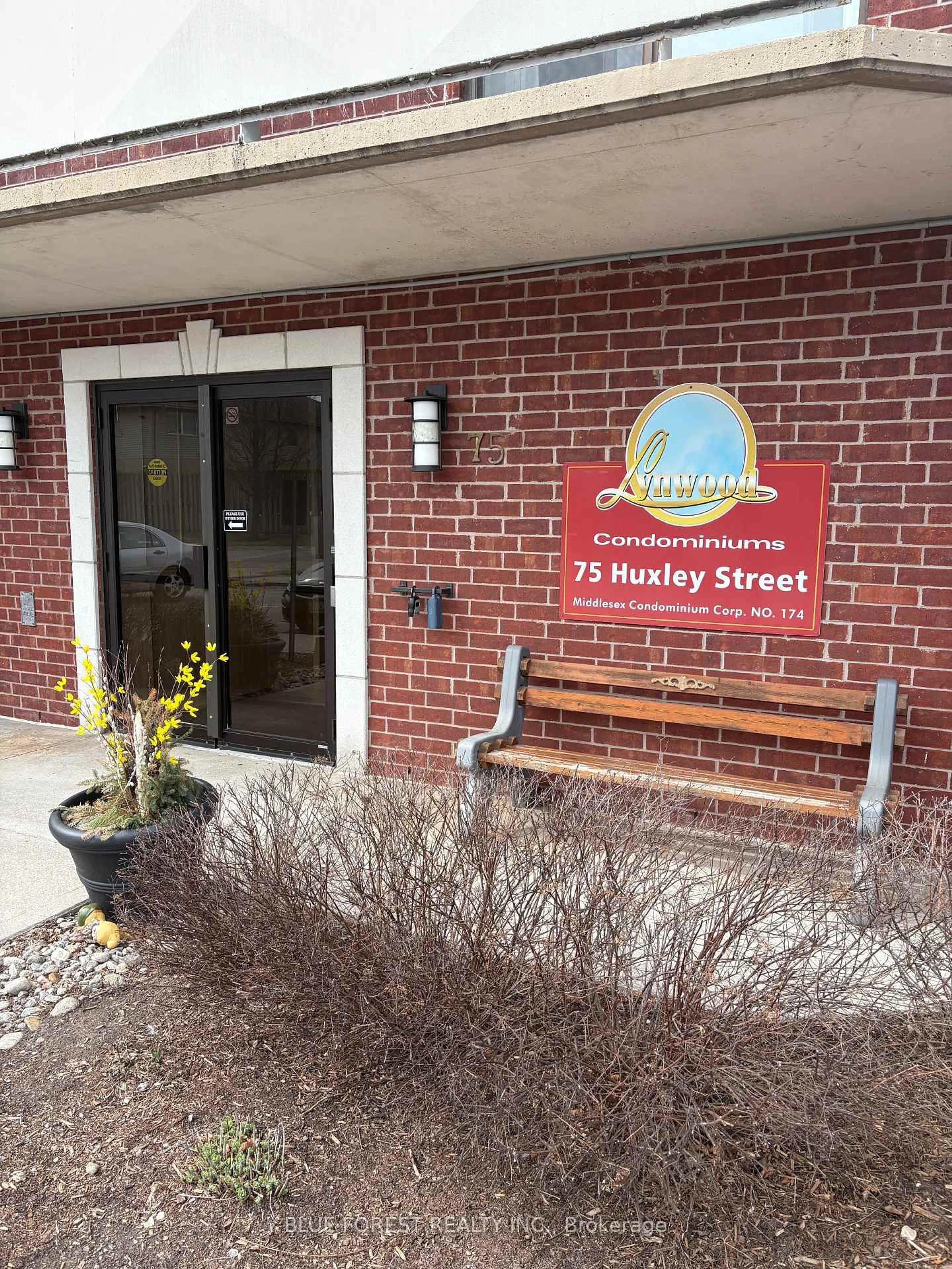 Indoor entryway for 75 Huxley St #101, London Ontario N6J 4W7