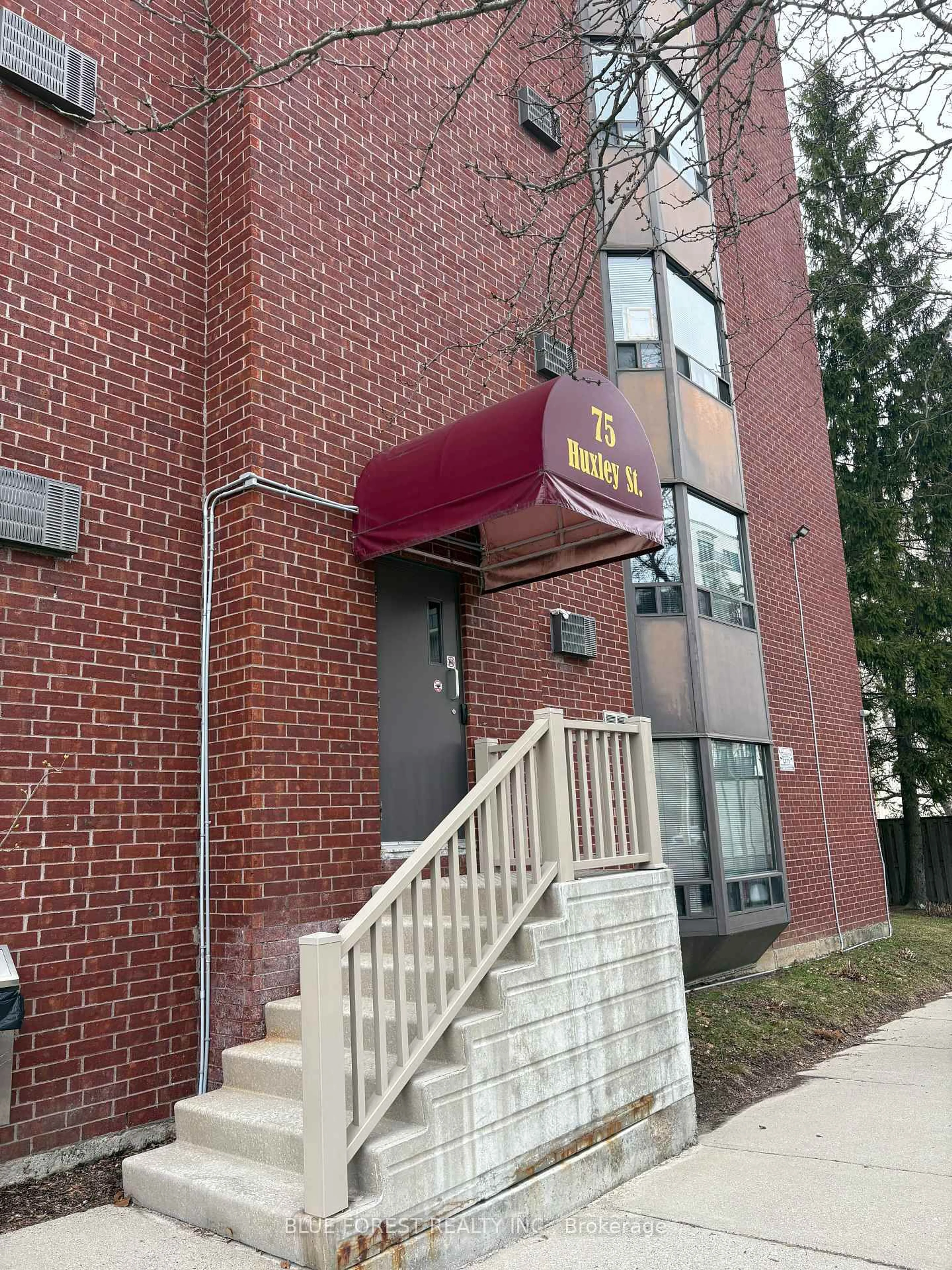 Indoor foyer for 75 Huxley St #101, London Ontario N6J 4W7