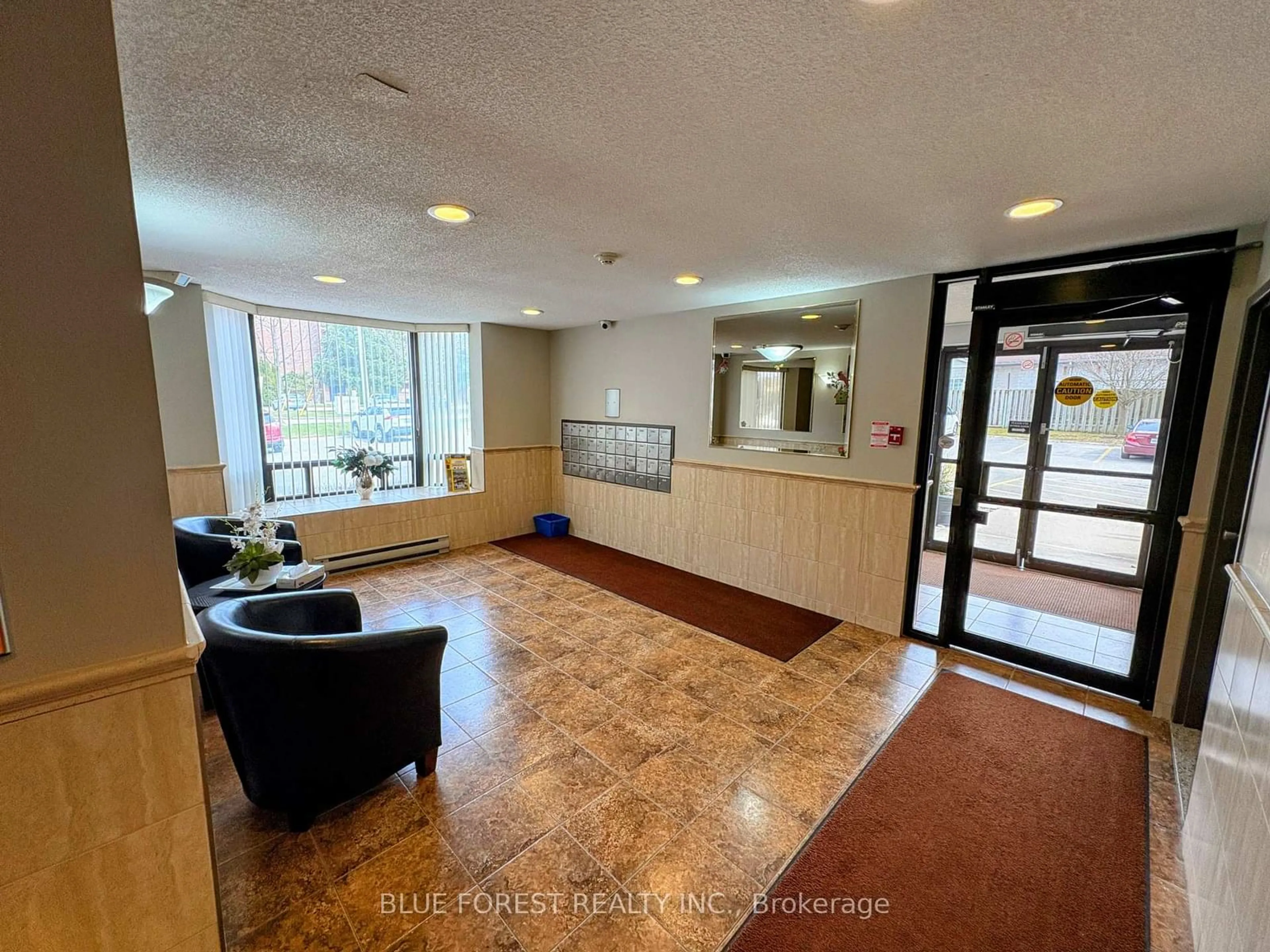 Indoor foyer for 75 Huxley St #101, London Ontario N6J 4W7