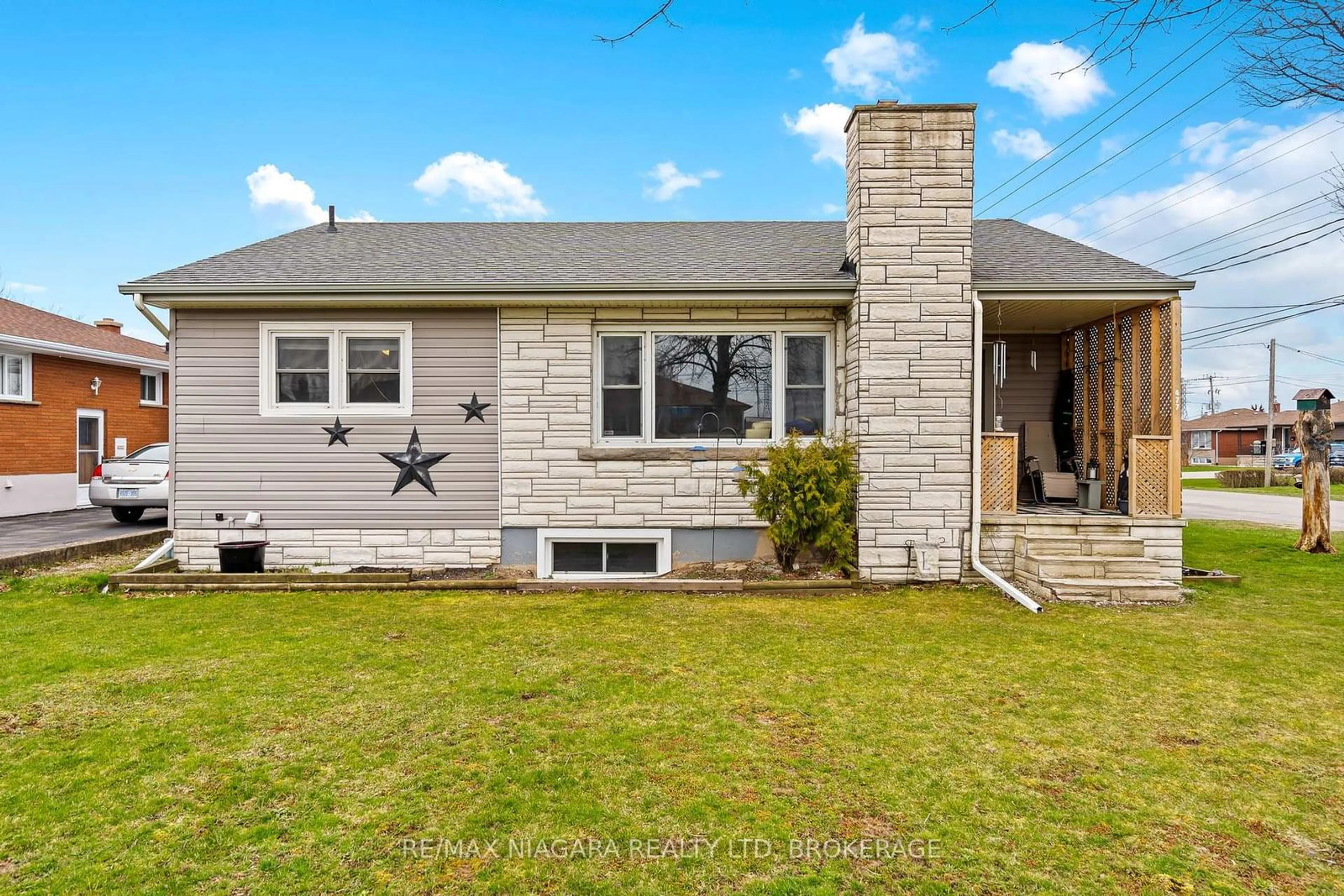 Home with vinyl exterior material, street for 477 Bell St, Port Colborne Ontario L3K 1K6
