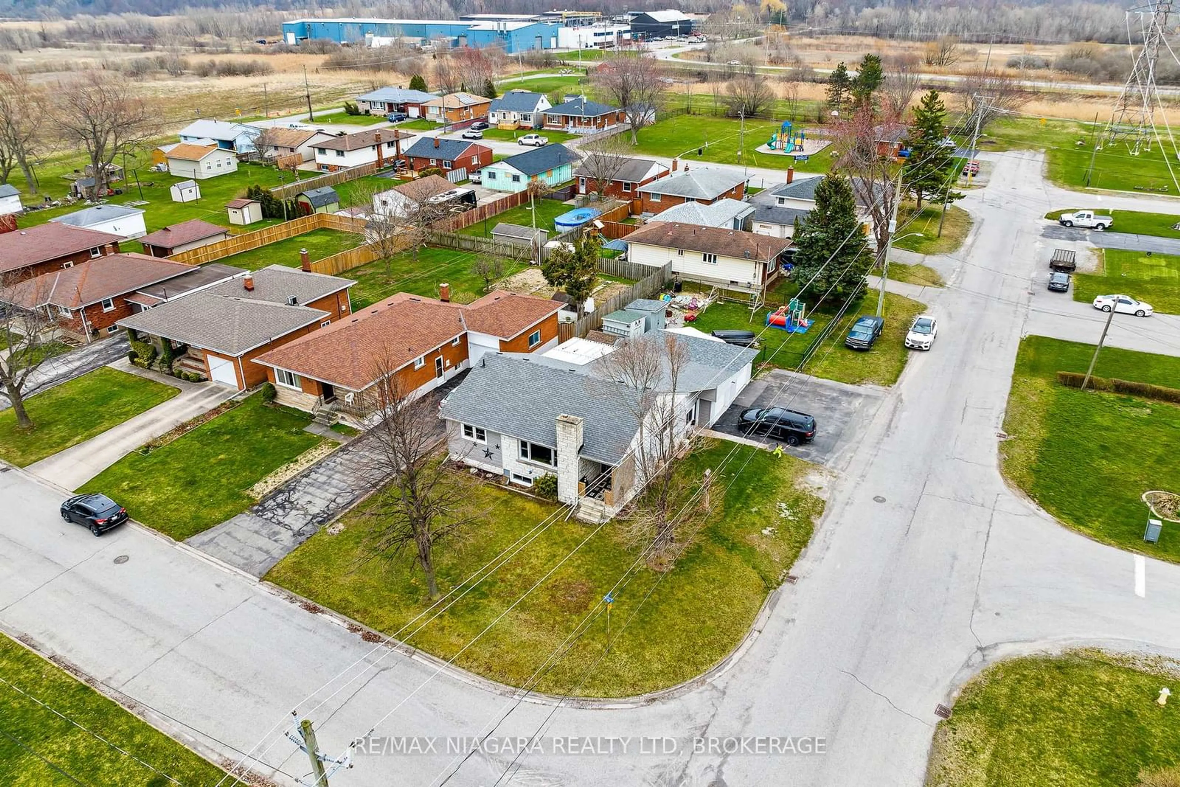 A pic from outside/outdoor area/front of a property/back of a property/a pic from drone, street for 477 Bell St, Port Colborne Ontario L3K 1K6