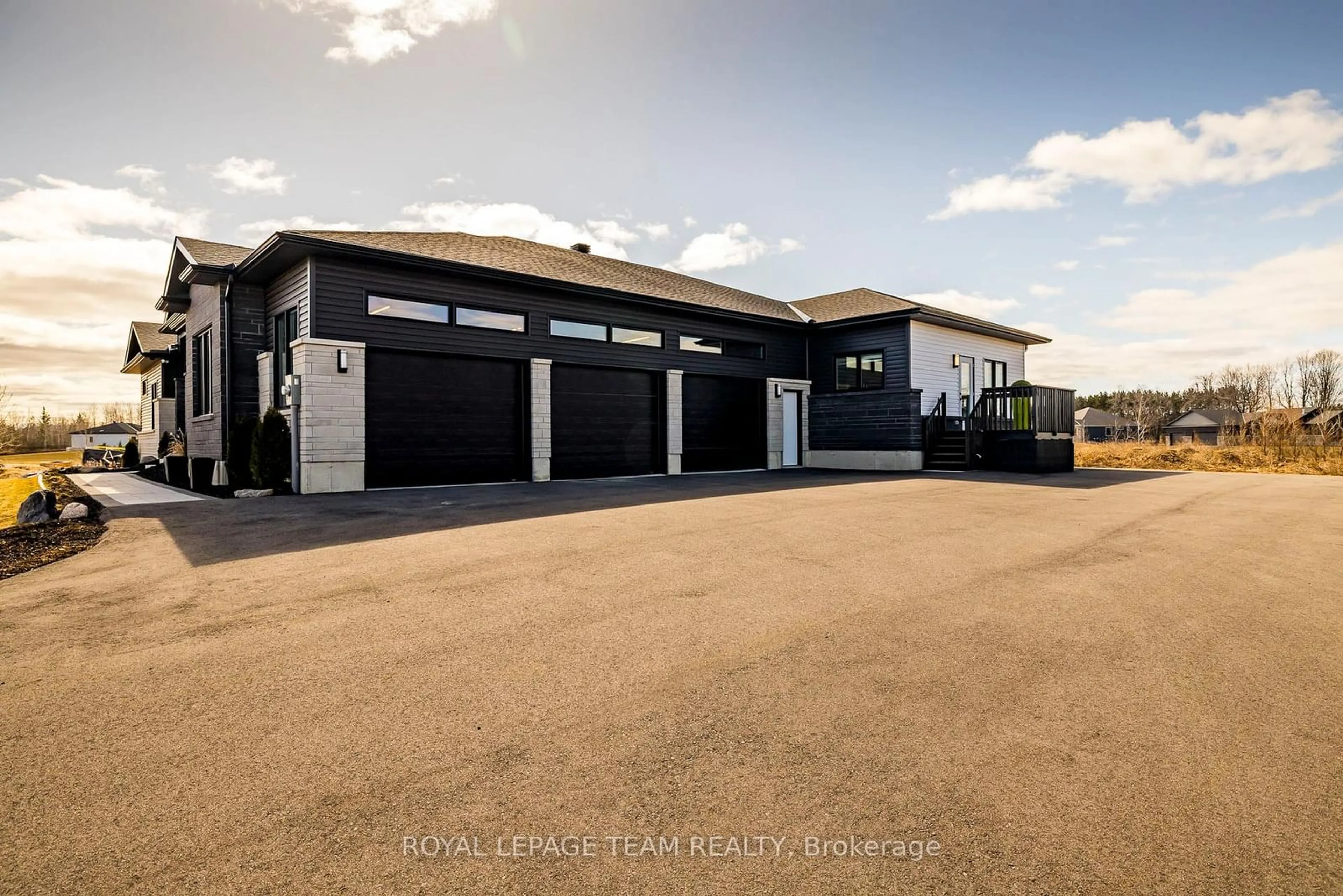 Indoor garage for 105 Maplestone Dr, North Grenville Ontario K0G 1J0