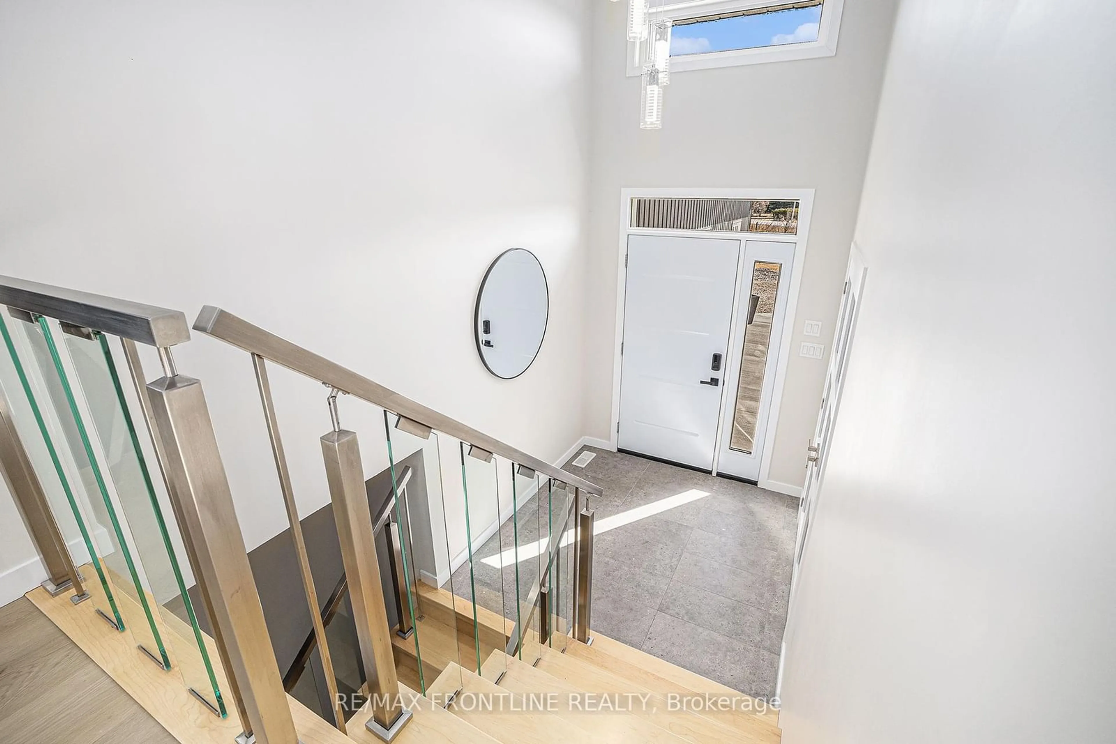 Indoor foyer for 462 Althorpe Rd, Perth Ontario K7H 3C9