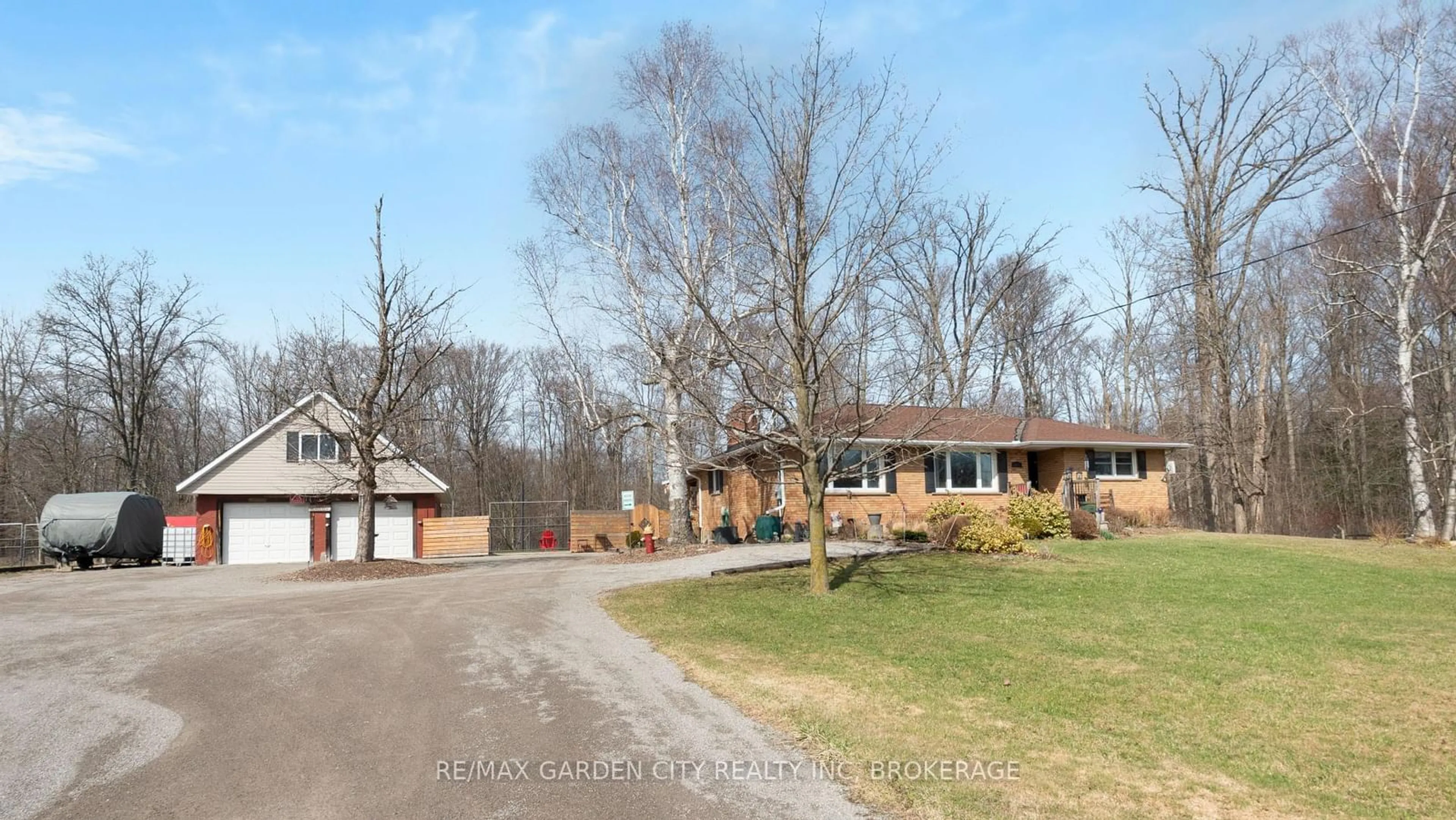 A pic from outside/outdoor area/front of a property/back of a property/a pic from drone, street for 851 Hwy 20, Pelham Ontario L0S 1C0