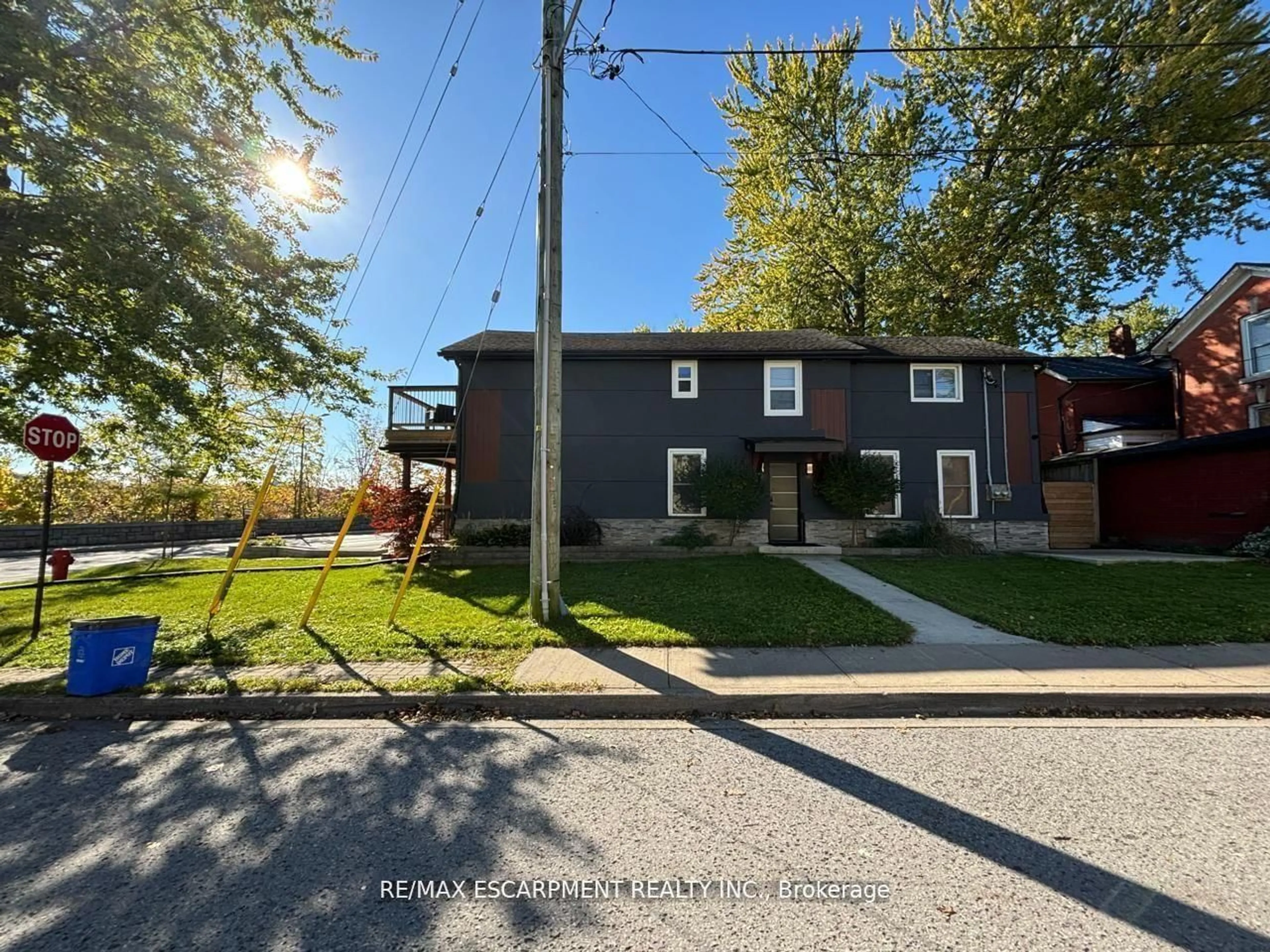 A pic from outside/outdoor area/front of a property/back of a property/a pic from drone, street for 4733 River Rd, Niagara Falls Ontario L2E 3G3