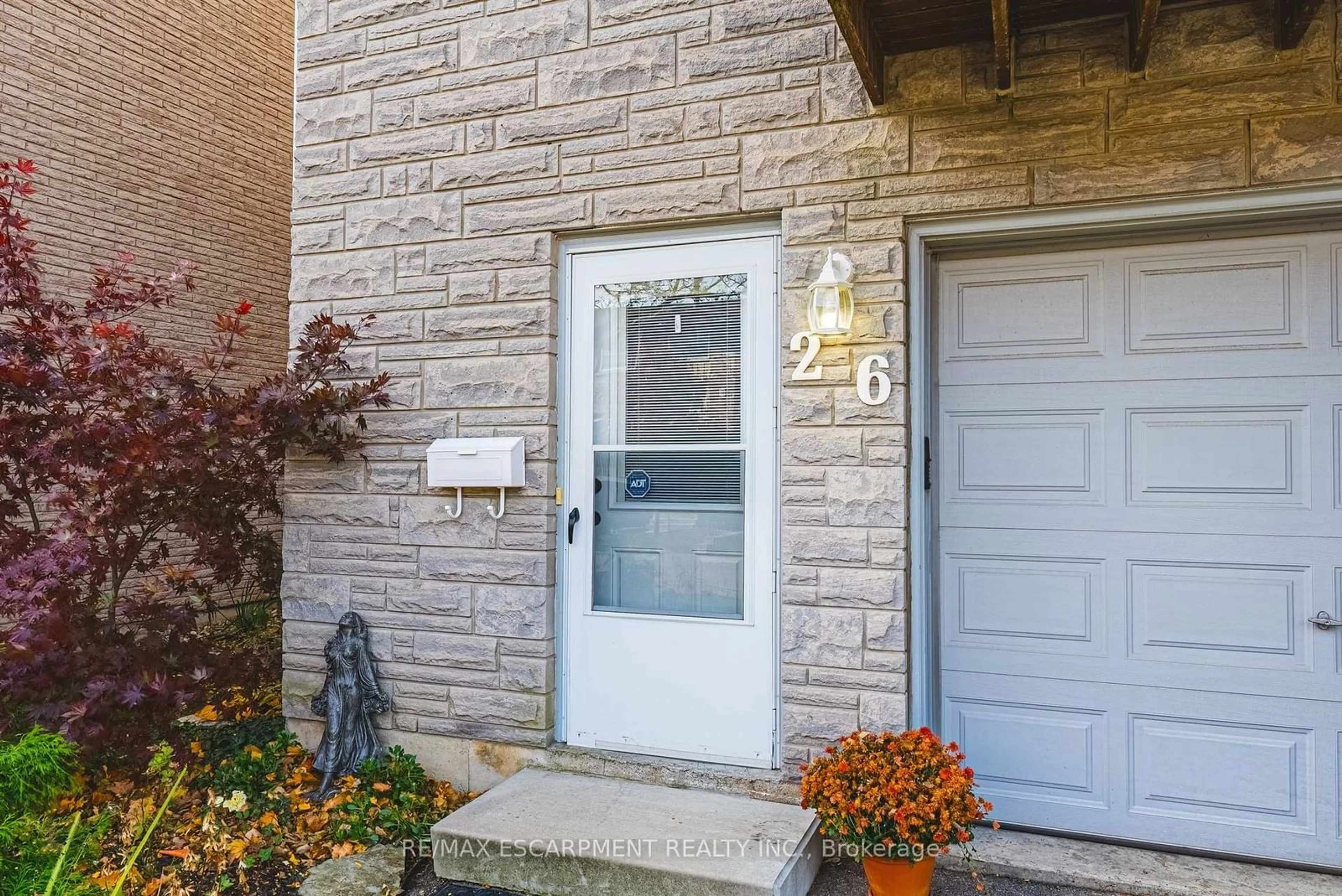 Indoor entryway for 1155 Paramount Dr #26, Hamilton Ontario L8J 2N4