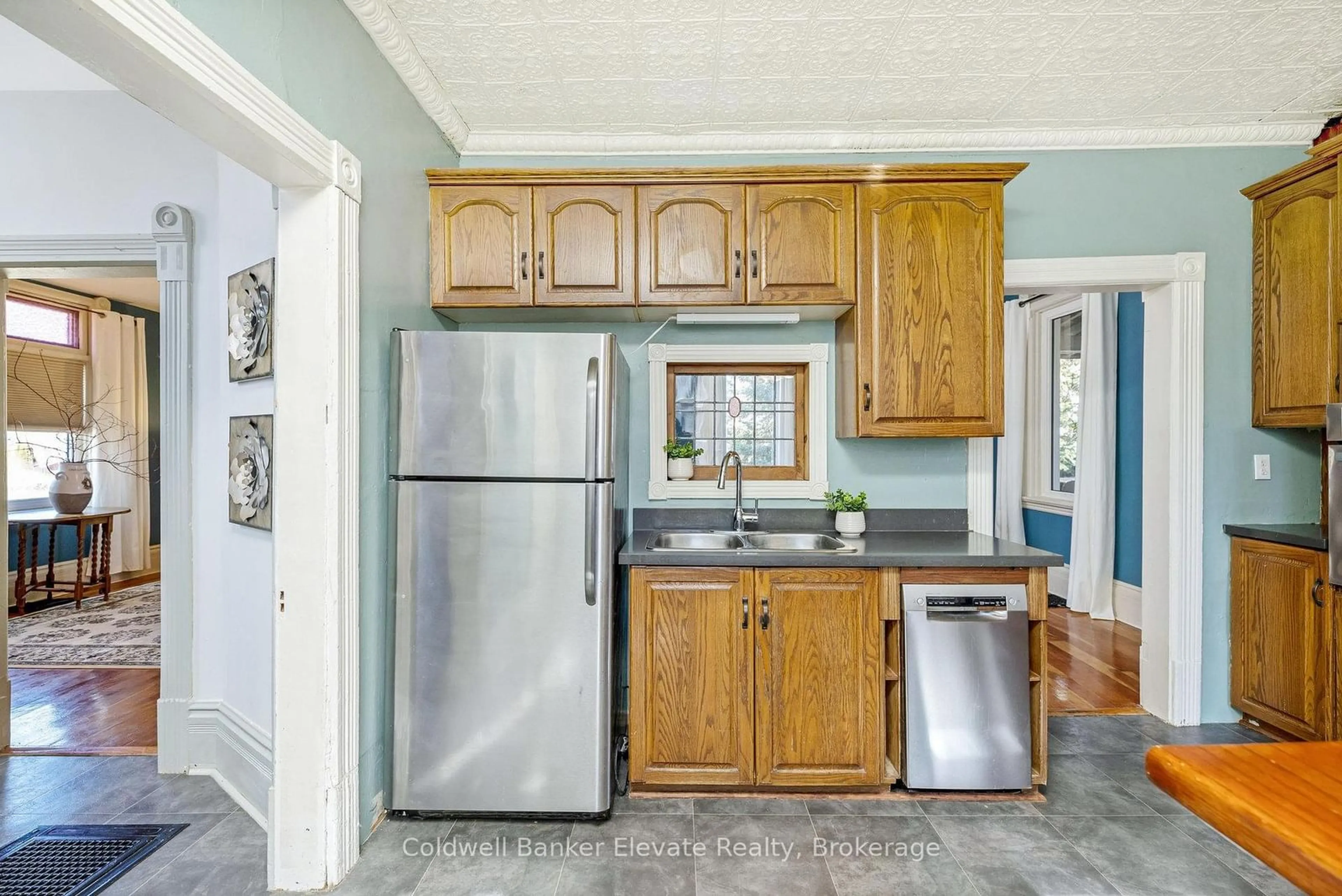 Standard kitchen, ceramic/tile floor for 87 Trafalgar Rd, Erin Ontario N0B 1Z0