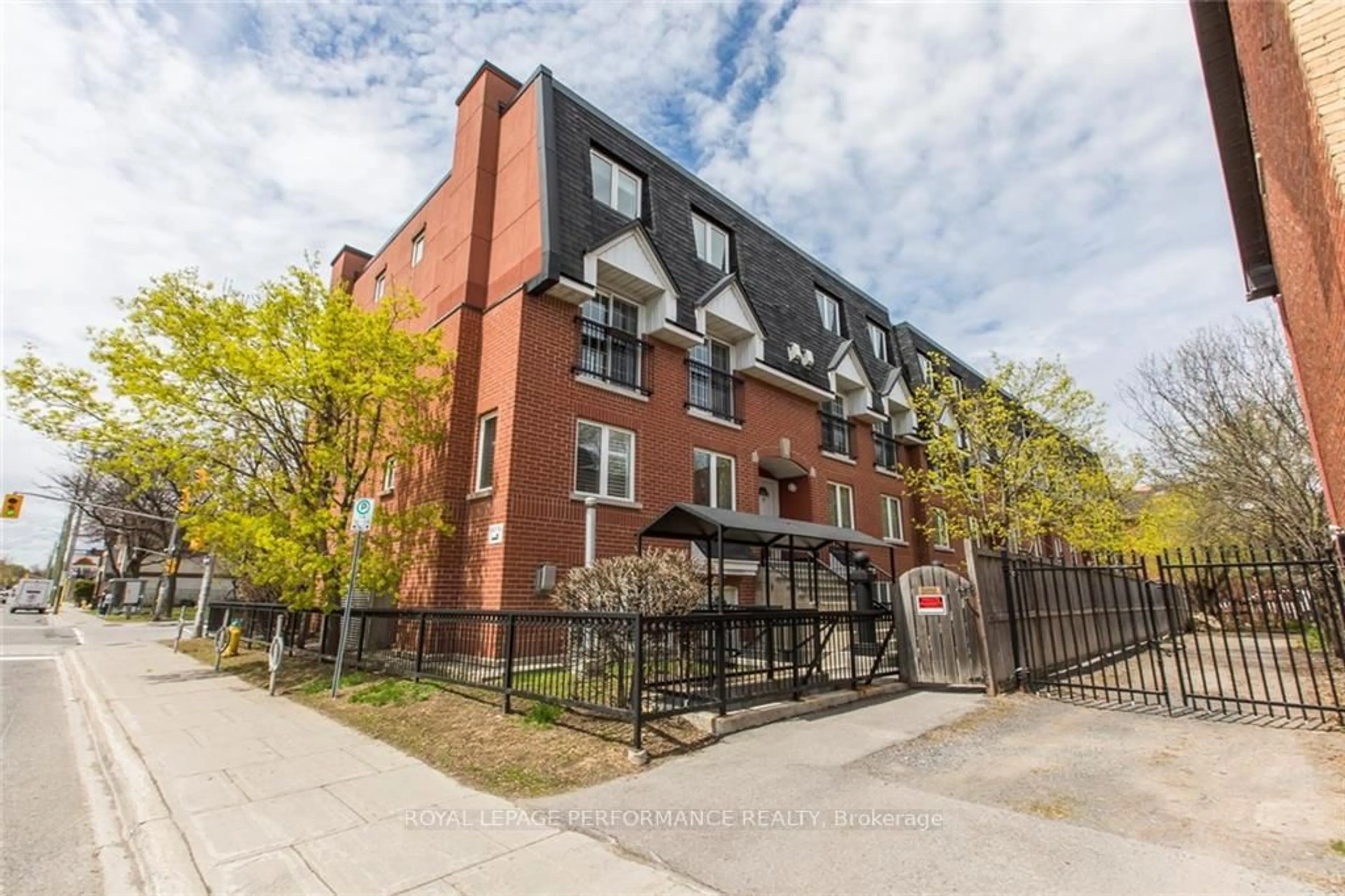 Patio, building for 313 St Patrick St #J, Ottawa Ontario K1N 5K6