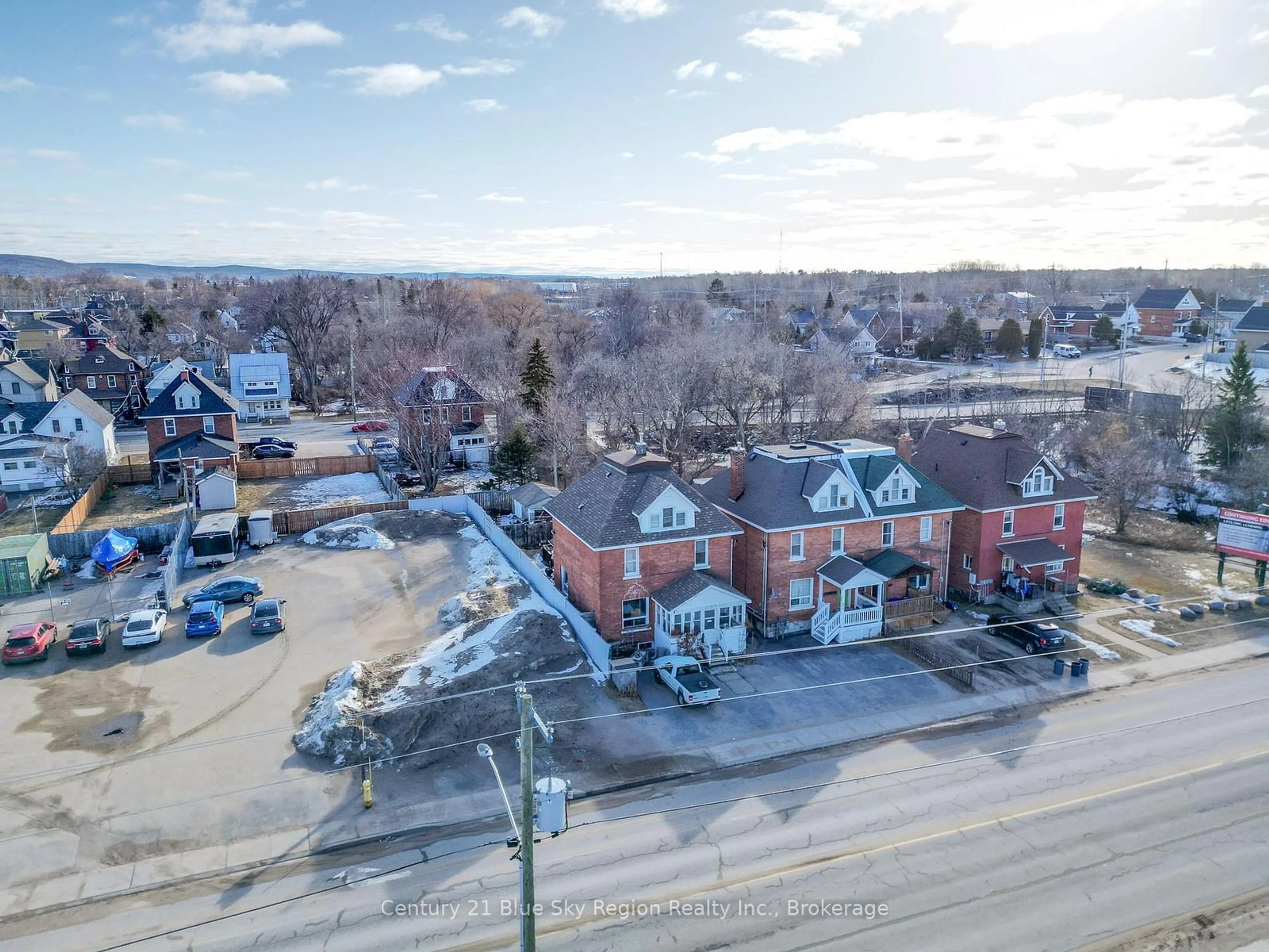 A pic from outside/outdoor area/front of a property/back of a property/a pic from drone, building for 646 Main St, North Bay Ontario P1B 1B9