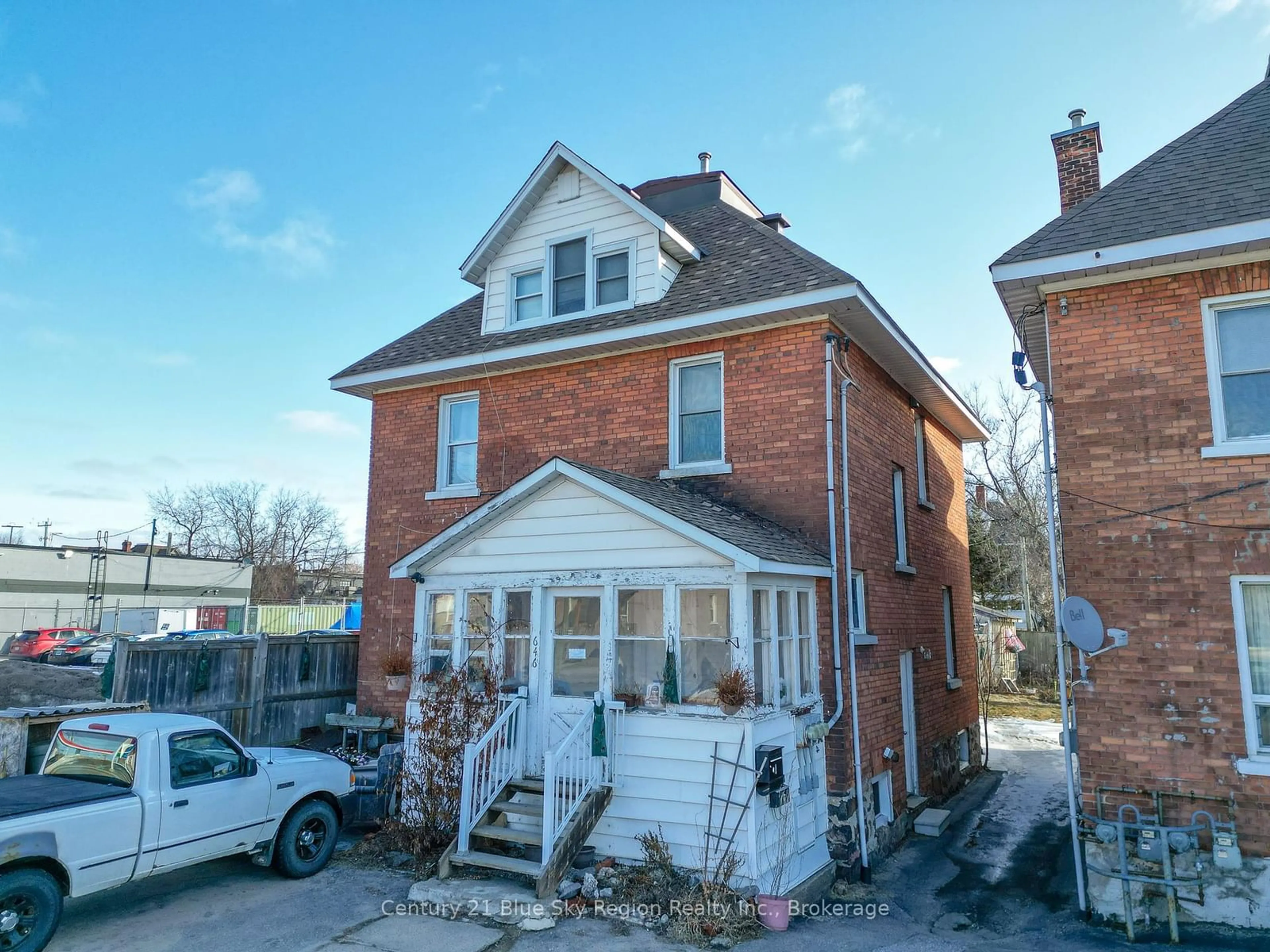 A pic from outside/outdoor area/front of a property/back of a property/a pic from drone, building for 646 Main St, North Bay Ontario P1B 1B9