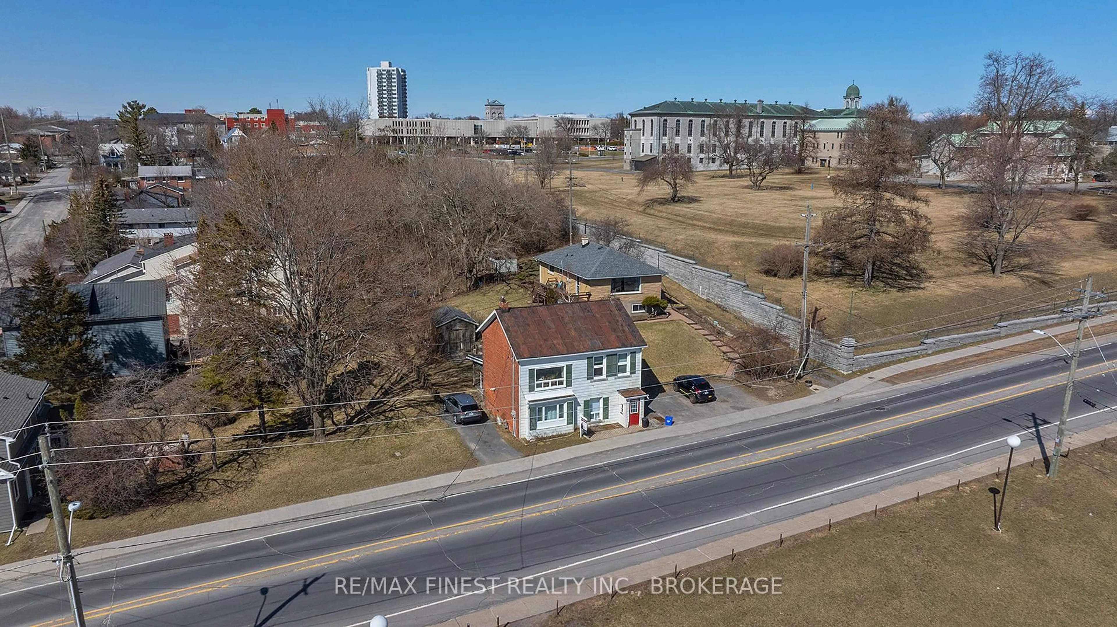A pic from outside/outdoor area/front of a property/back of a property/a pic from drone, unknown for 589 King St, Kingston Ontario K7M 2E6