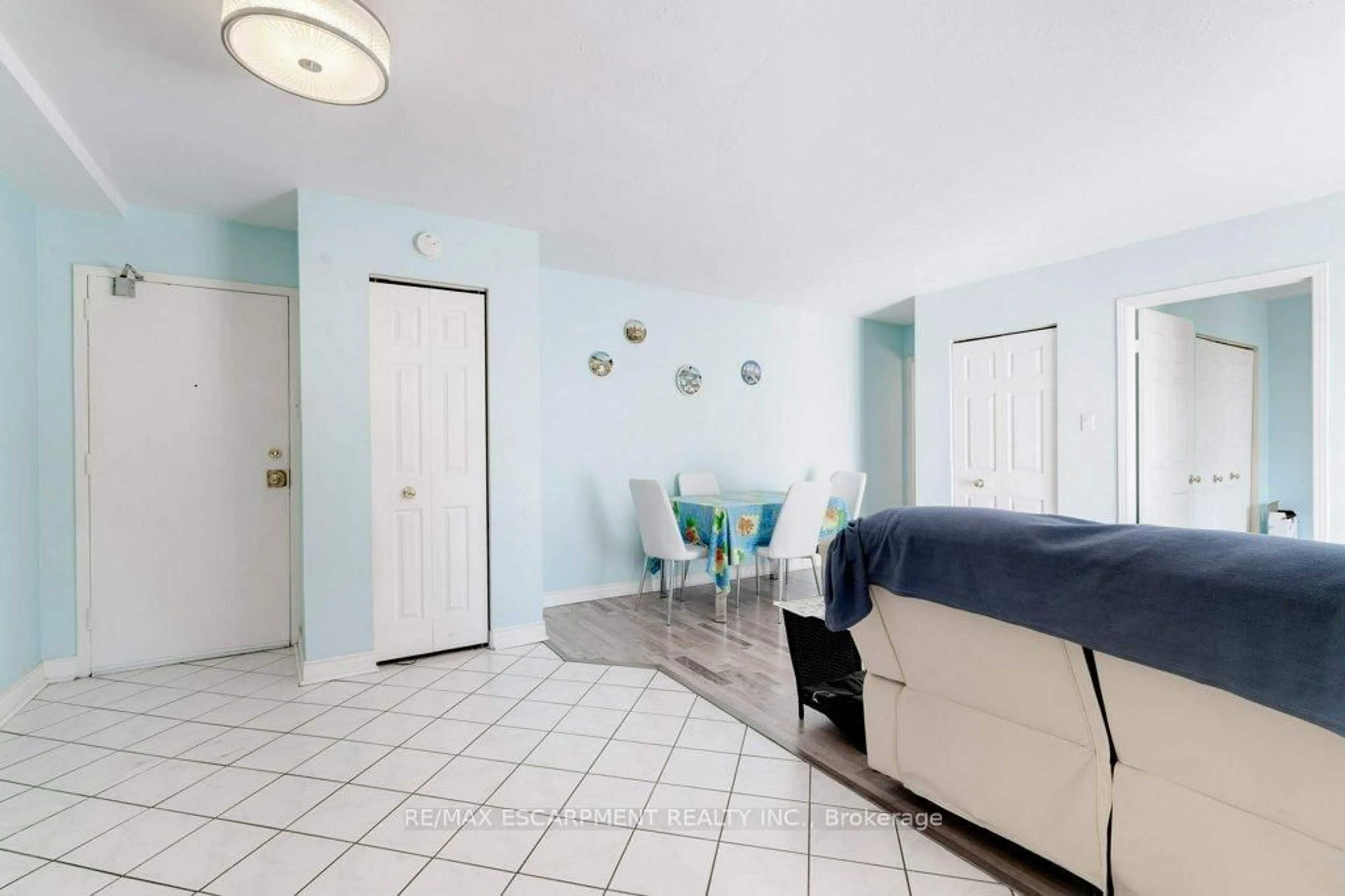 Unknown for 2373 King St #17, Hamilton Ontario L8K 1X9