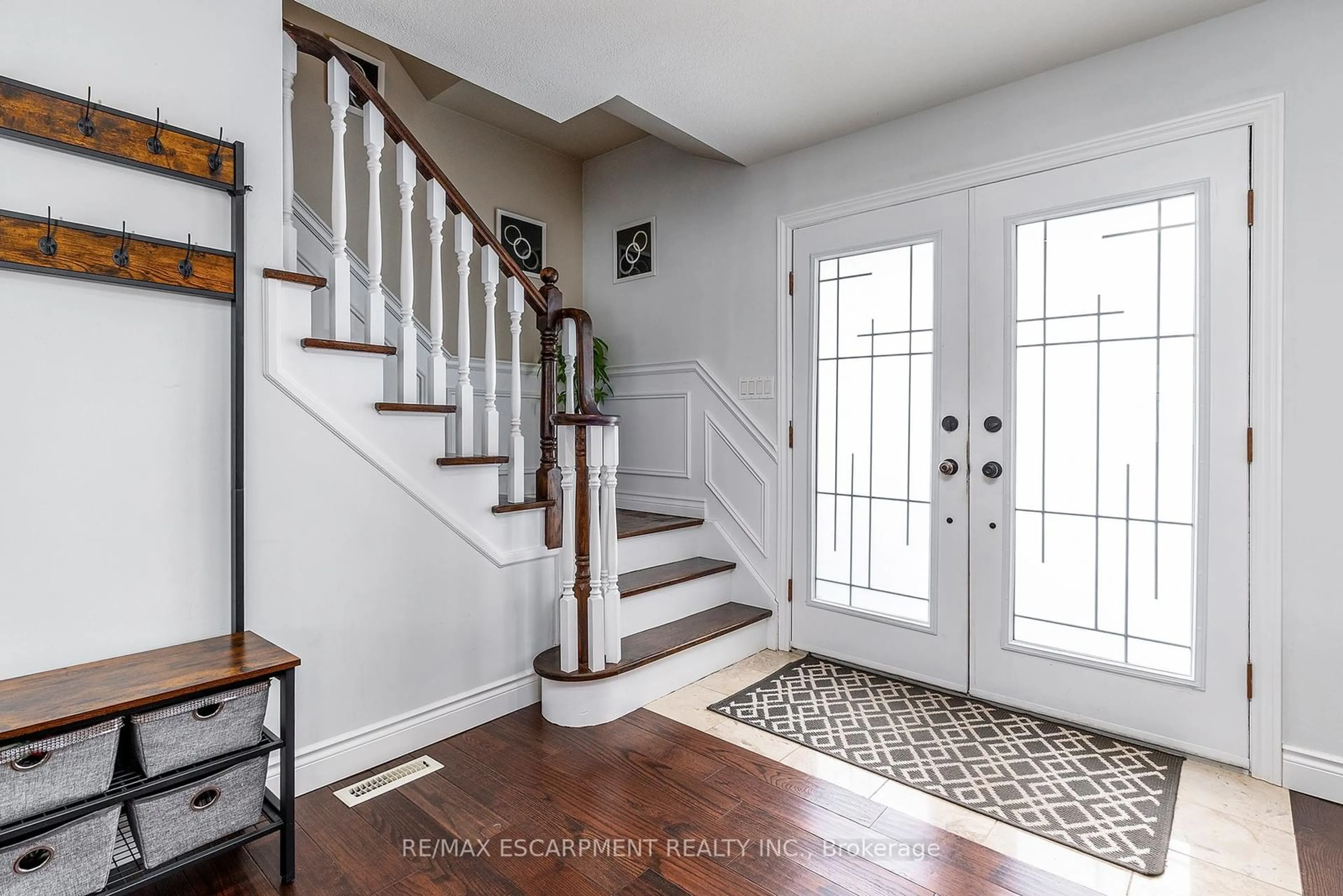 Indoor entryway for 87 Monte Dr, Hamilton Ontario L8G 4M4