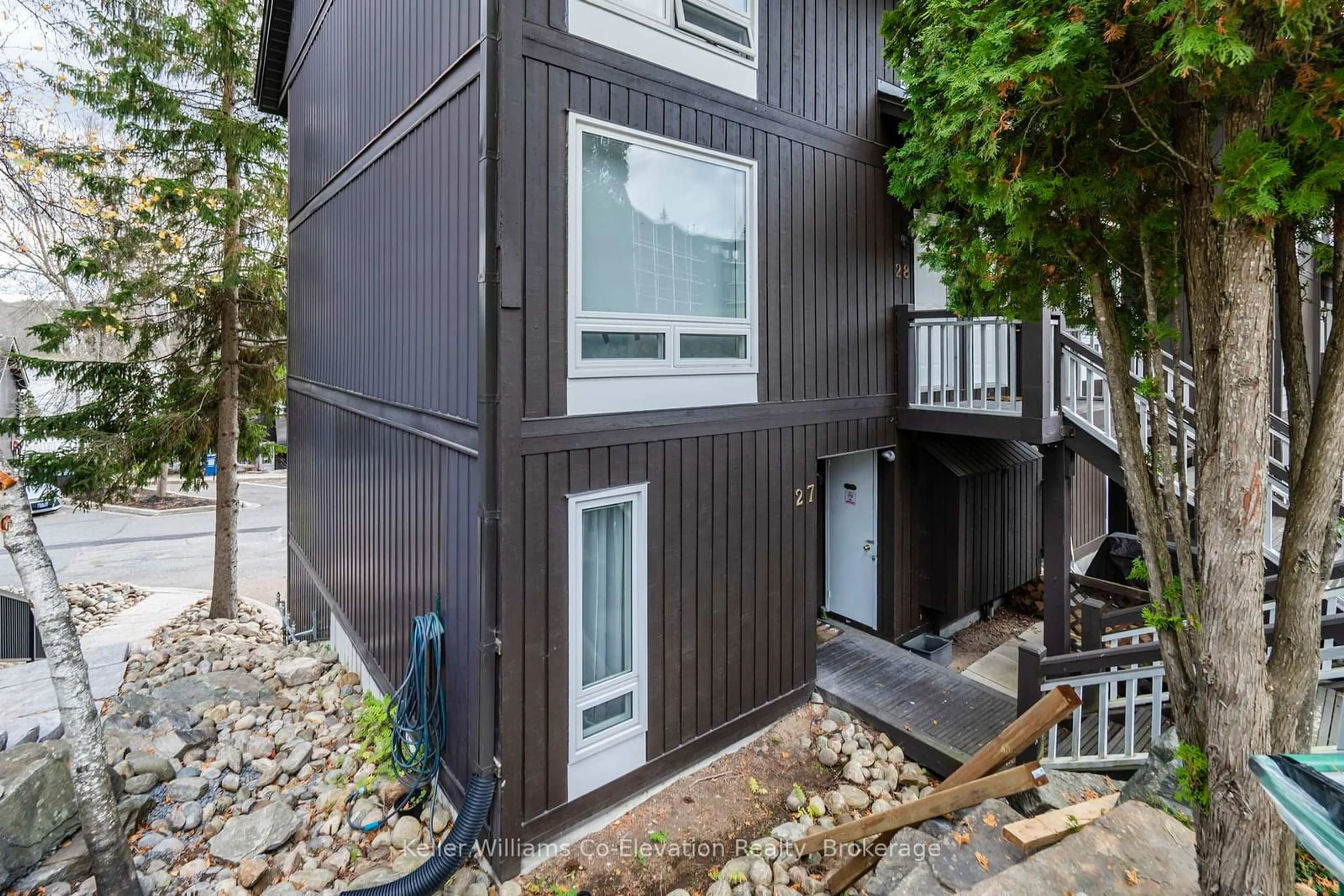 Home with vinyl exterior material, street for 27 Turner Dr, Huntsville Ontario P1H 1A8