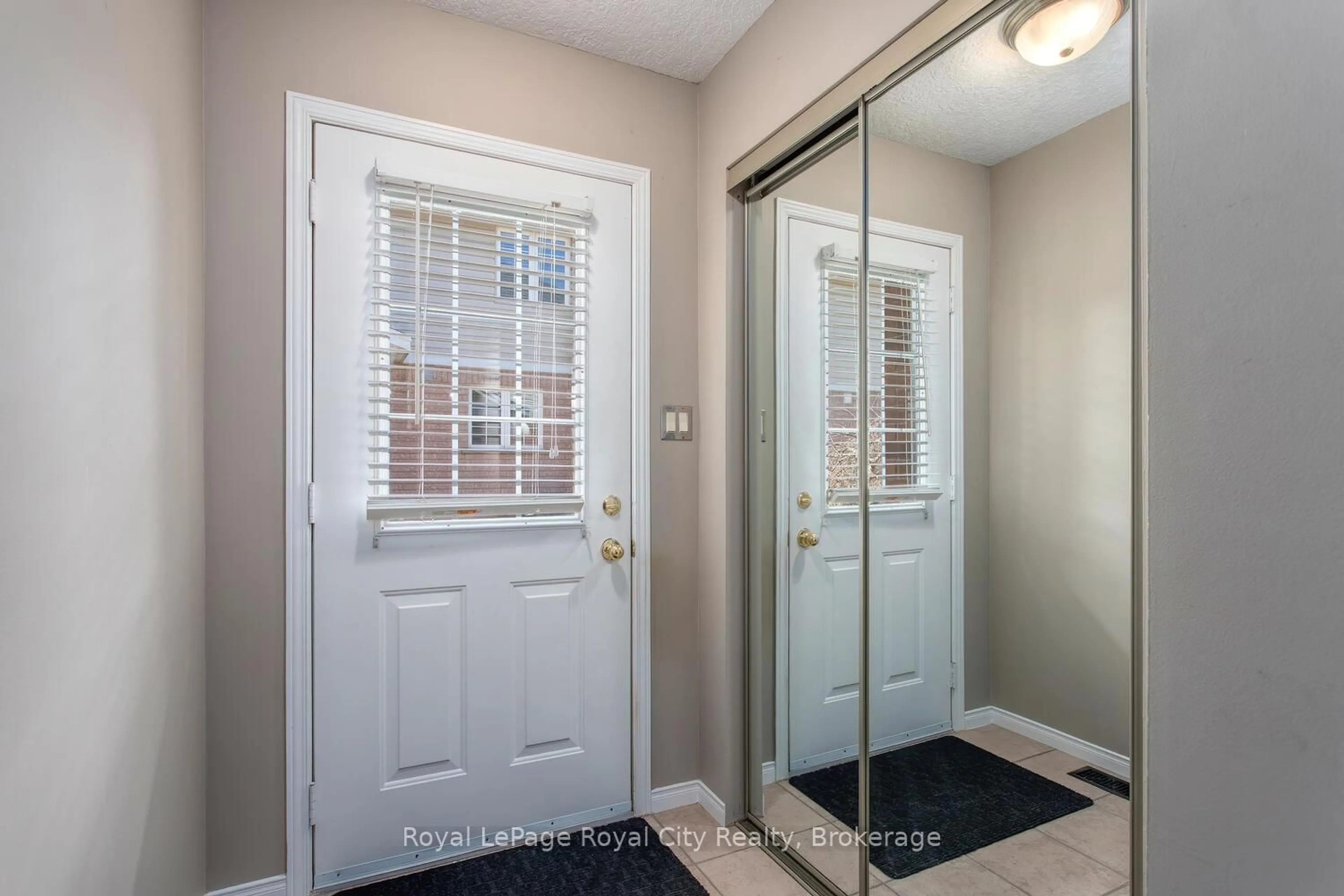 Indoor entryway for 941 Gordon St #37, Guelph Ontario N1G 4R9