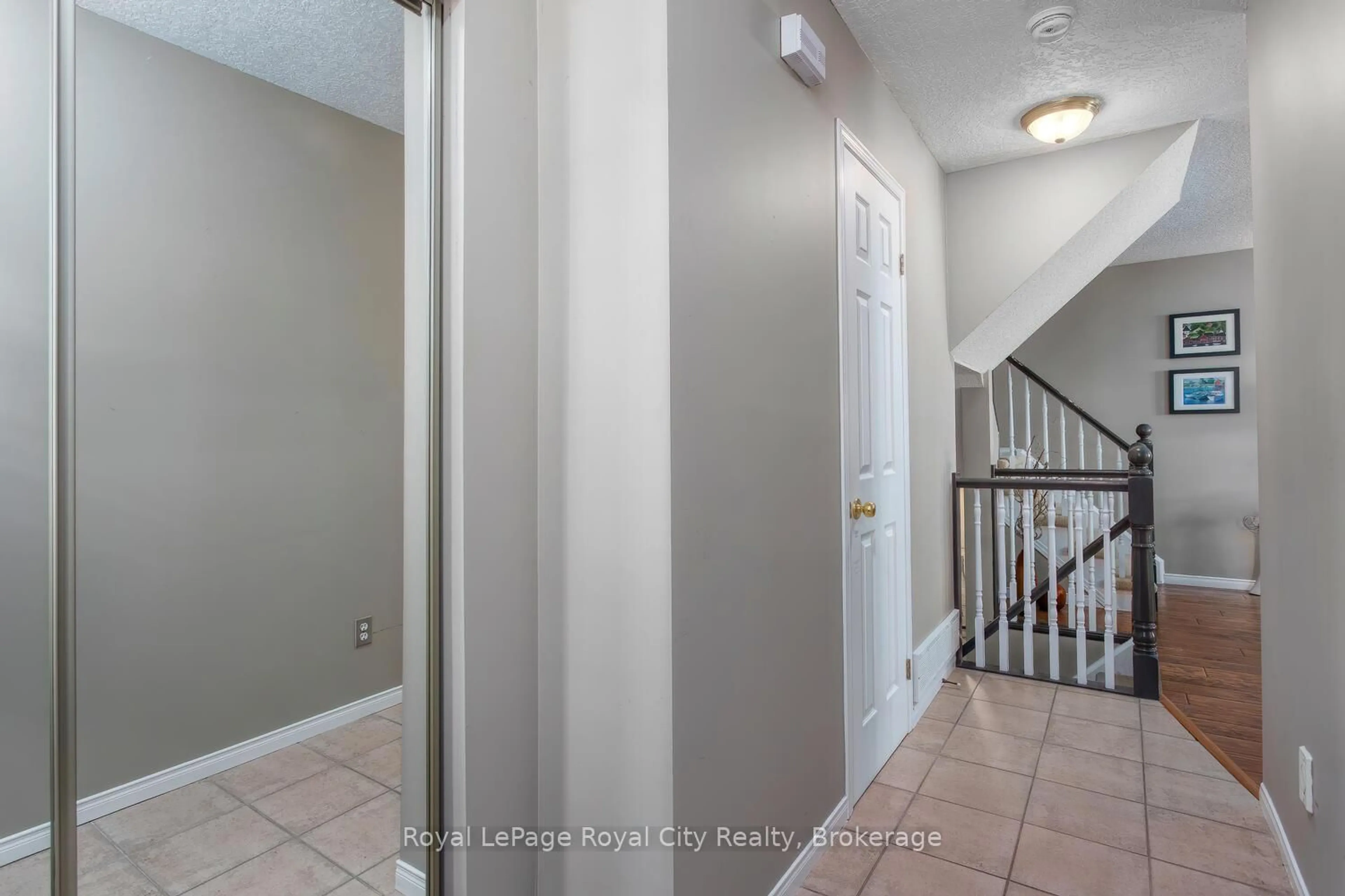 Indoor entryway for 941 Gordon St #37, Guelph Ontario N1G 4R9