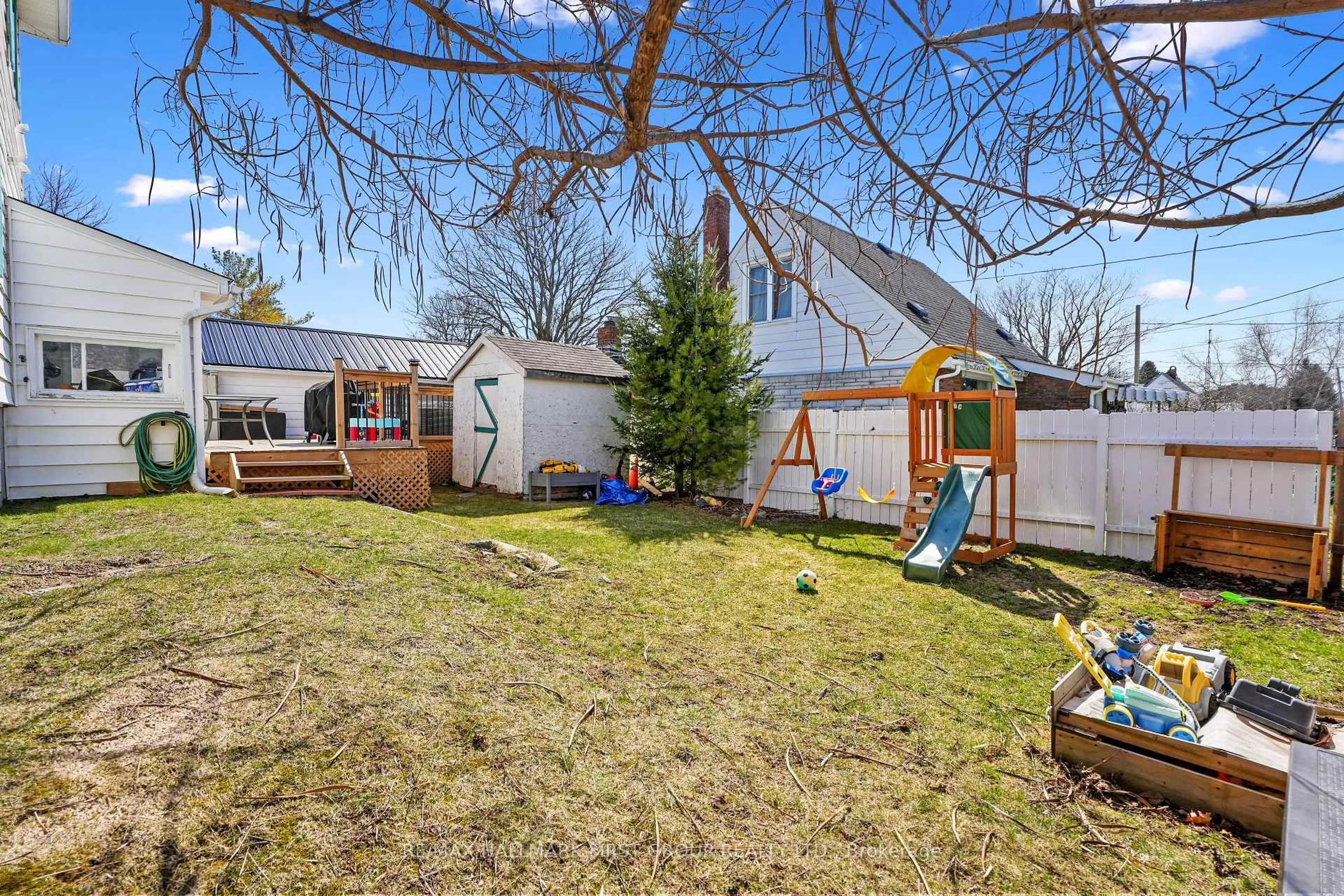 A pic from outside/outdoor area/front of a property/back of a property/a pic from drone, street for 150 Victoria St, Port Hope Ontario L1A 3M9