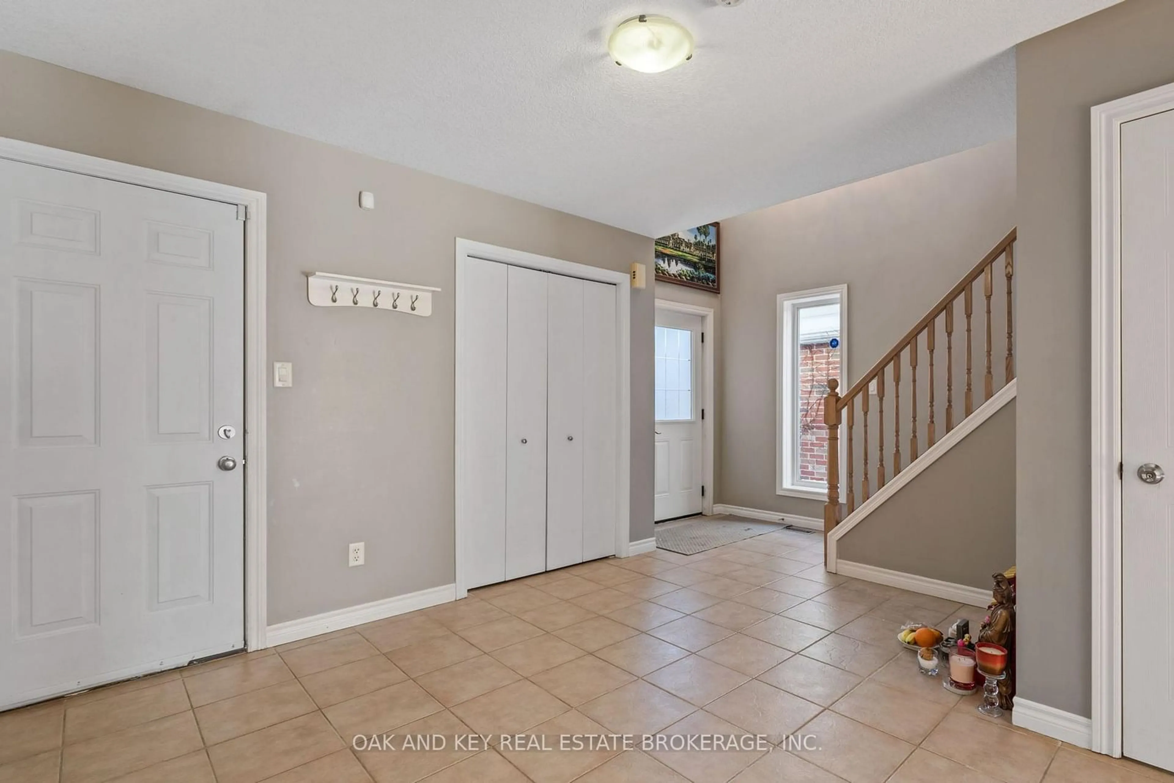Indoor entryway for 1307 Blackmaple Dr, London East Ontario N5Y 5V4