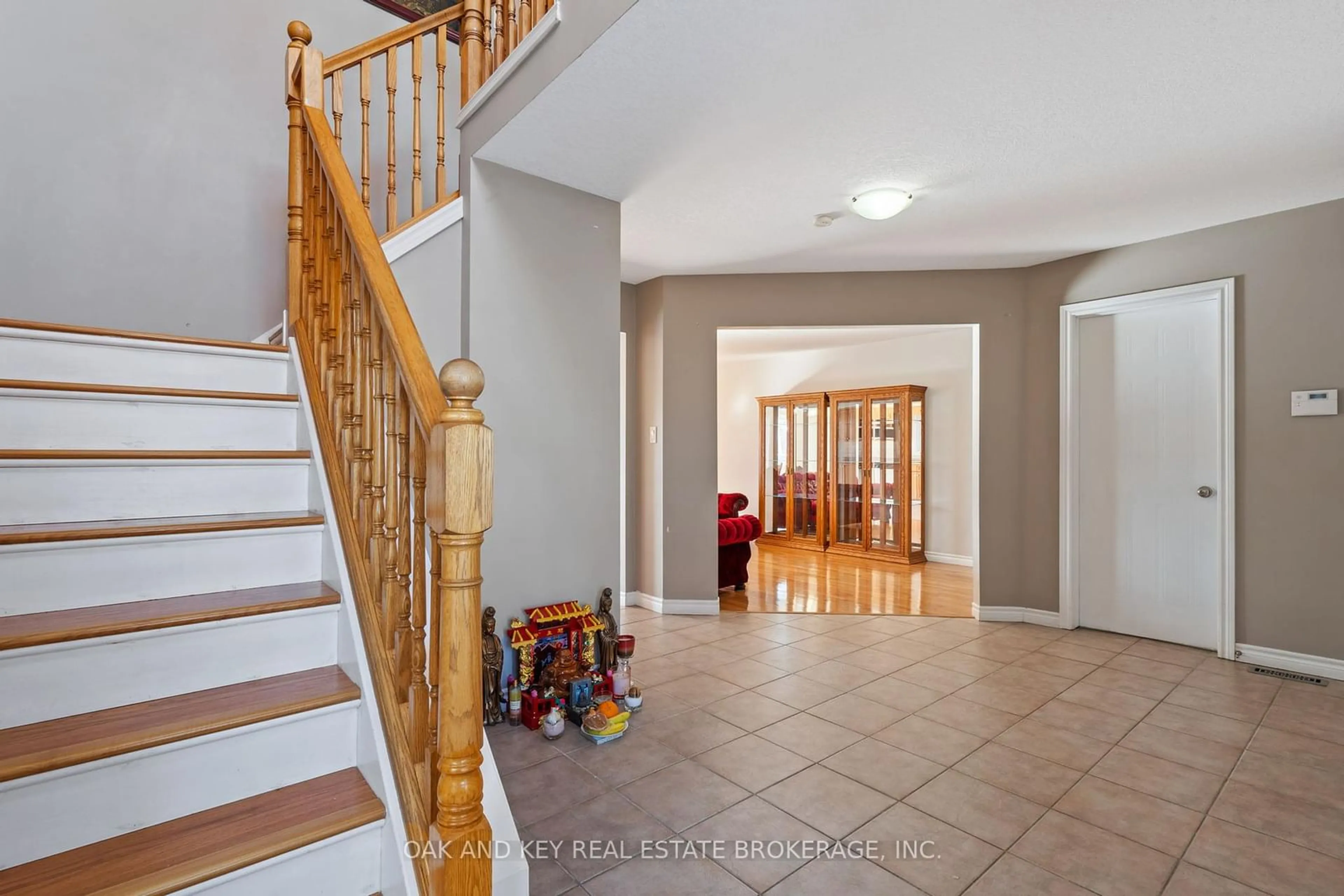 Indoor foyer for 1307 Blackmaple Dr, London East Ontario N5Y 5V4