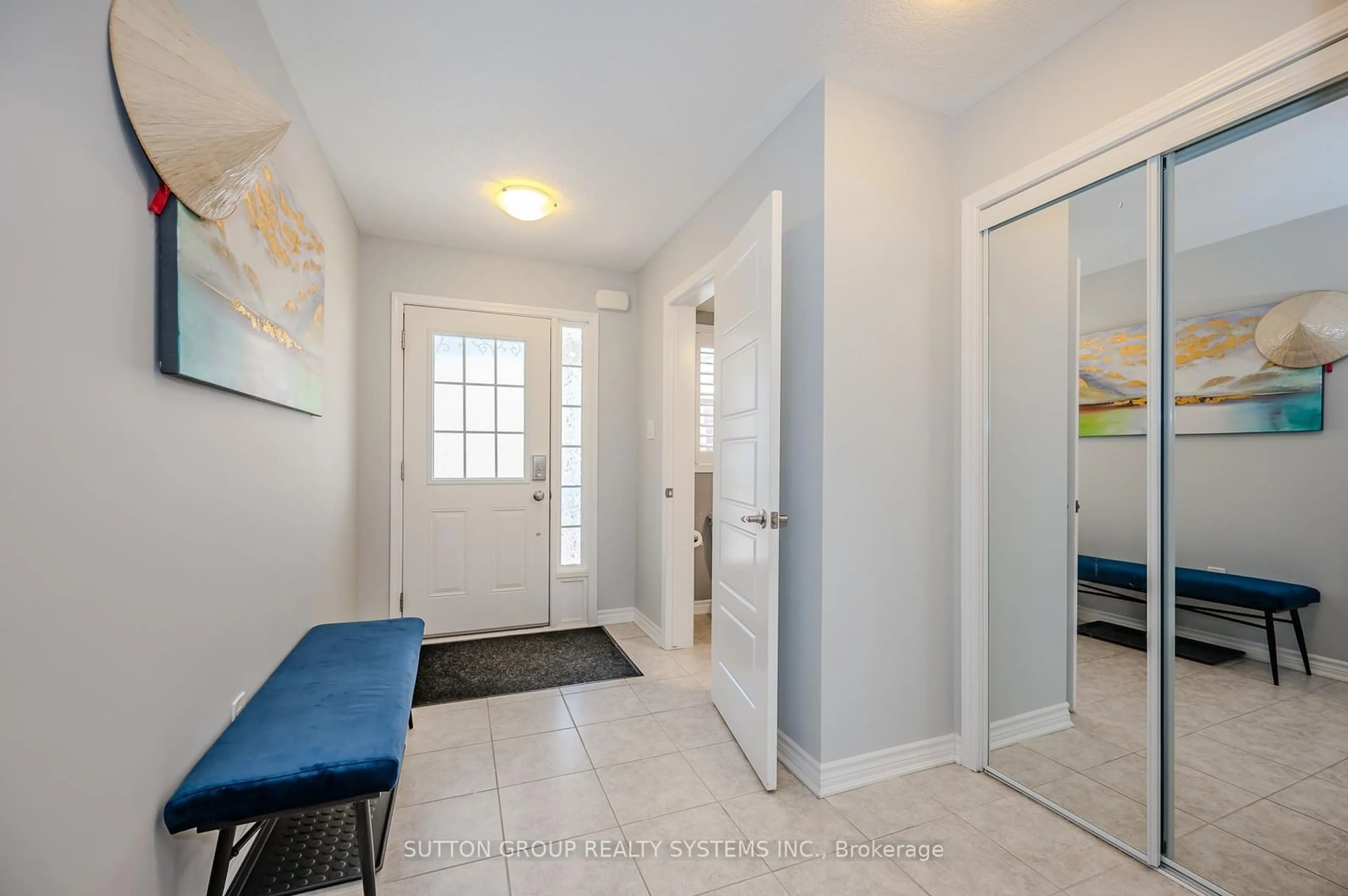 Indoor entryway for 230 Avonsyde Blvd #37, Hamilton Ontario L8B 1T9