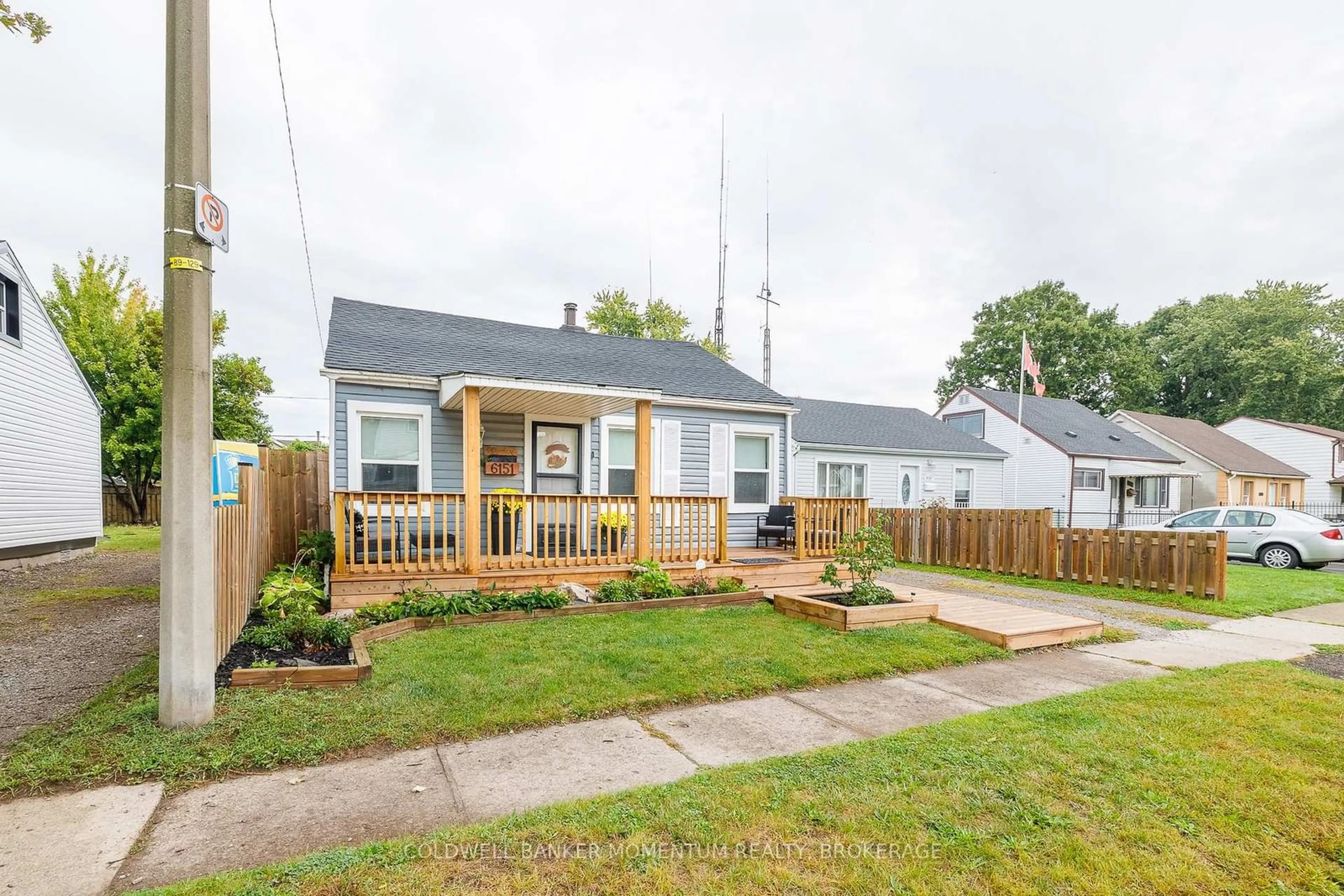 A pic from outside/outdoor area/front of a property/back of a property/a pic from drone, street for 6151 CADHAM St, Niagara Falls Ontario L2G 3A3