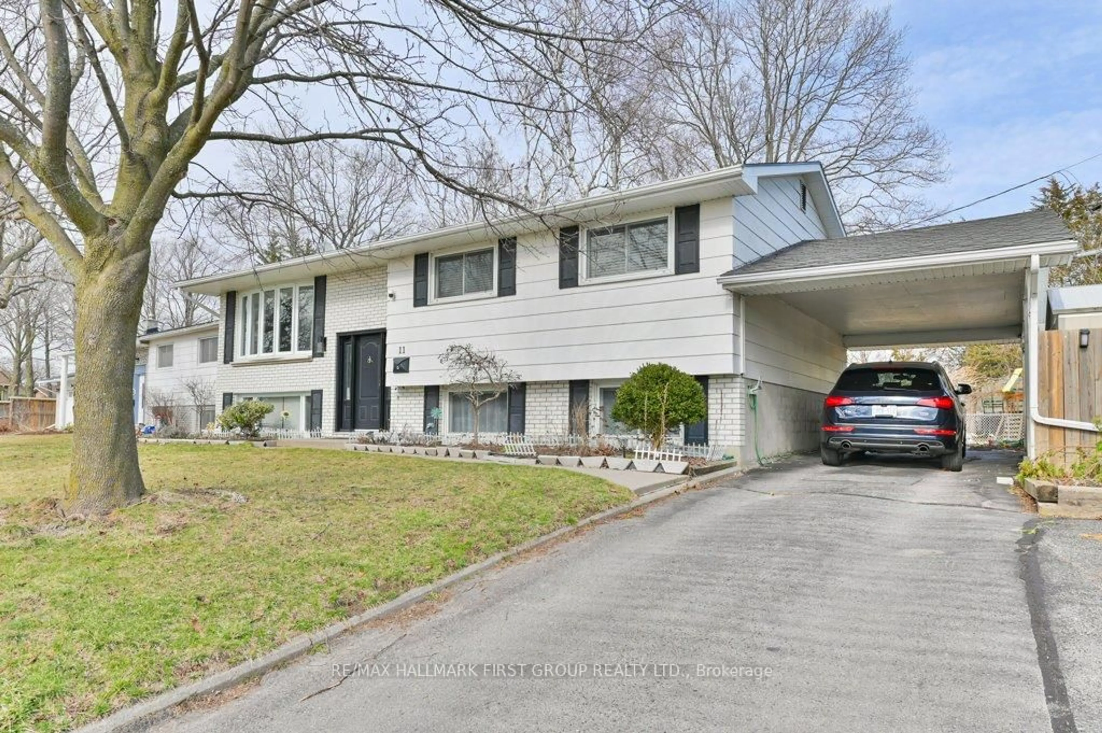 Home with vinyl exterior material, street for 11 Westmount Crt, Quinte West Ontario K8V 5T8