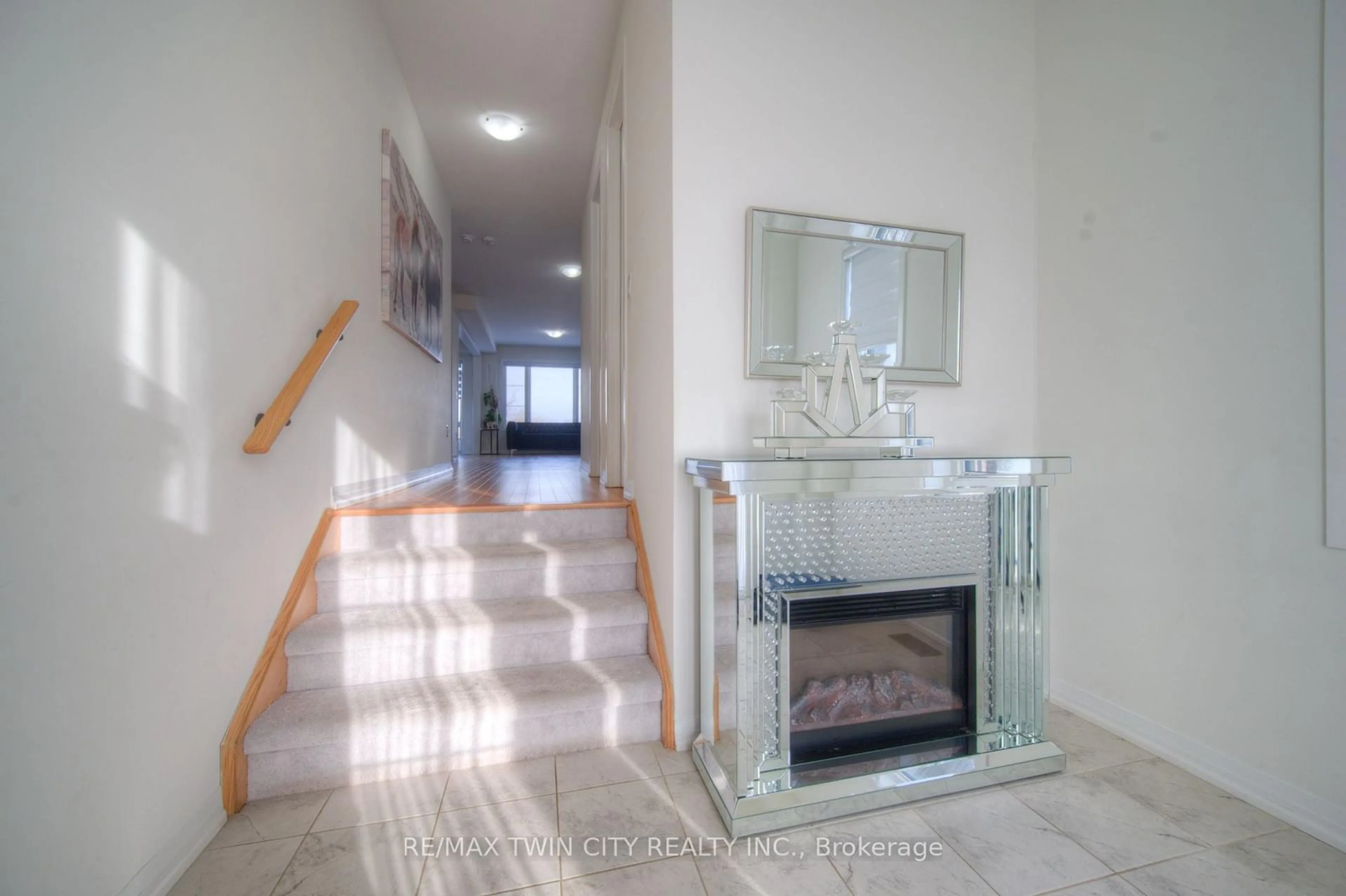 Indoor foyer for 67 Crossmore Cres, Cambridge Ontario N1S 0C7