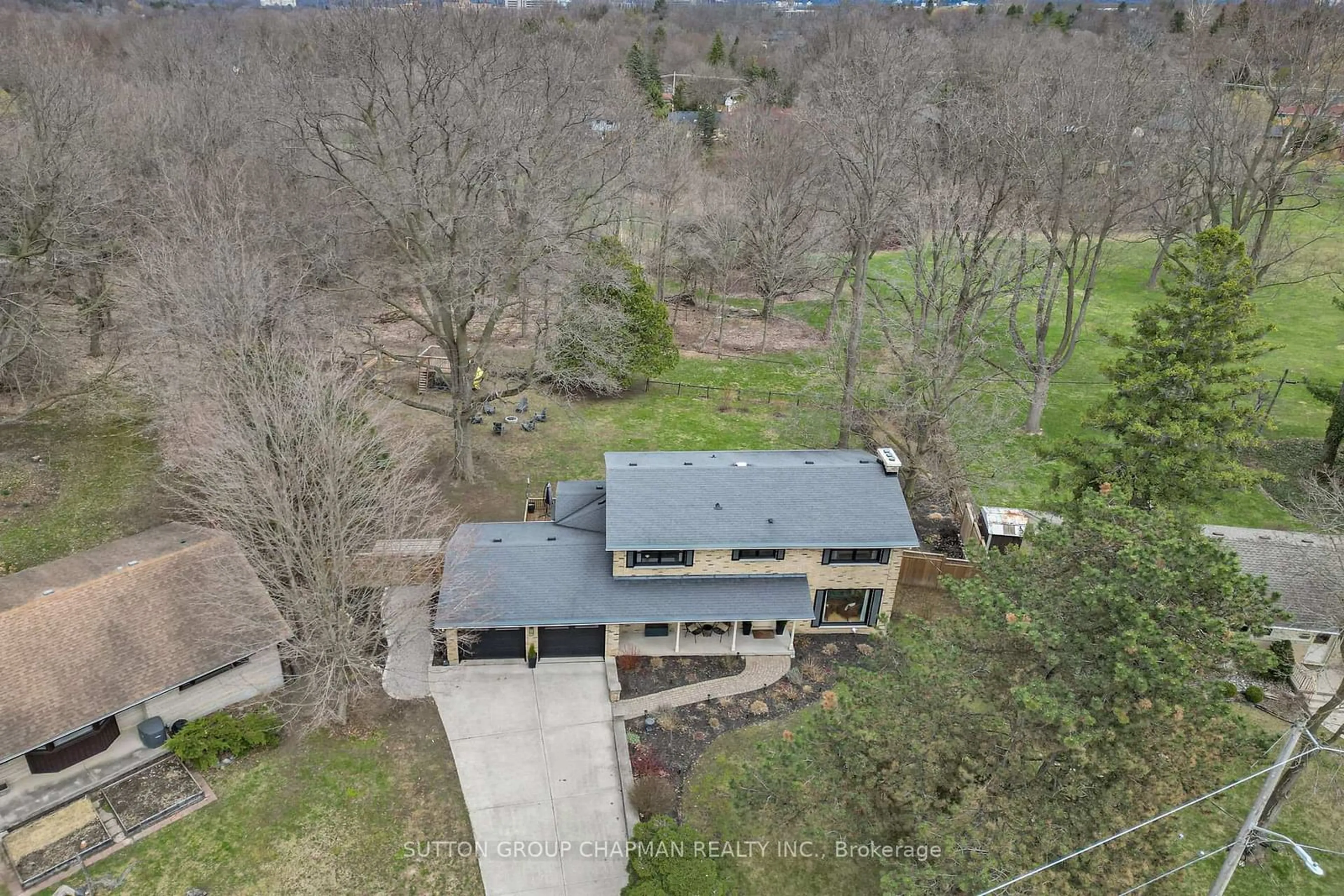 A pic from outside/outdoor area/front of a property/back of a property/a pic from drone, unknown for 49 Lonsdale Dr, London North Ontario N6G 1T4