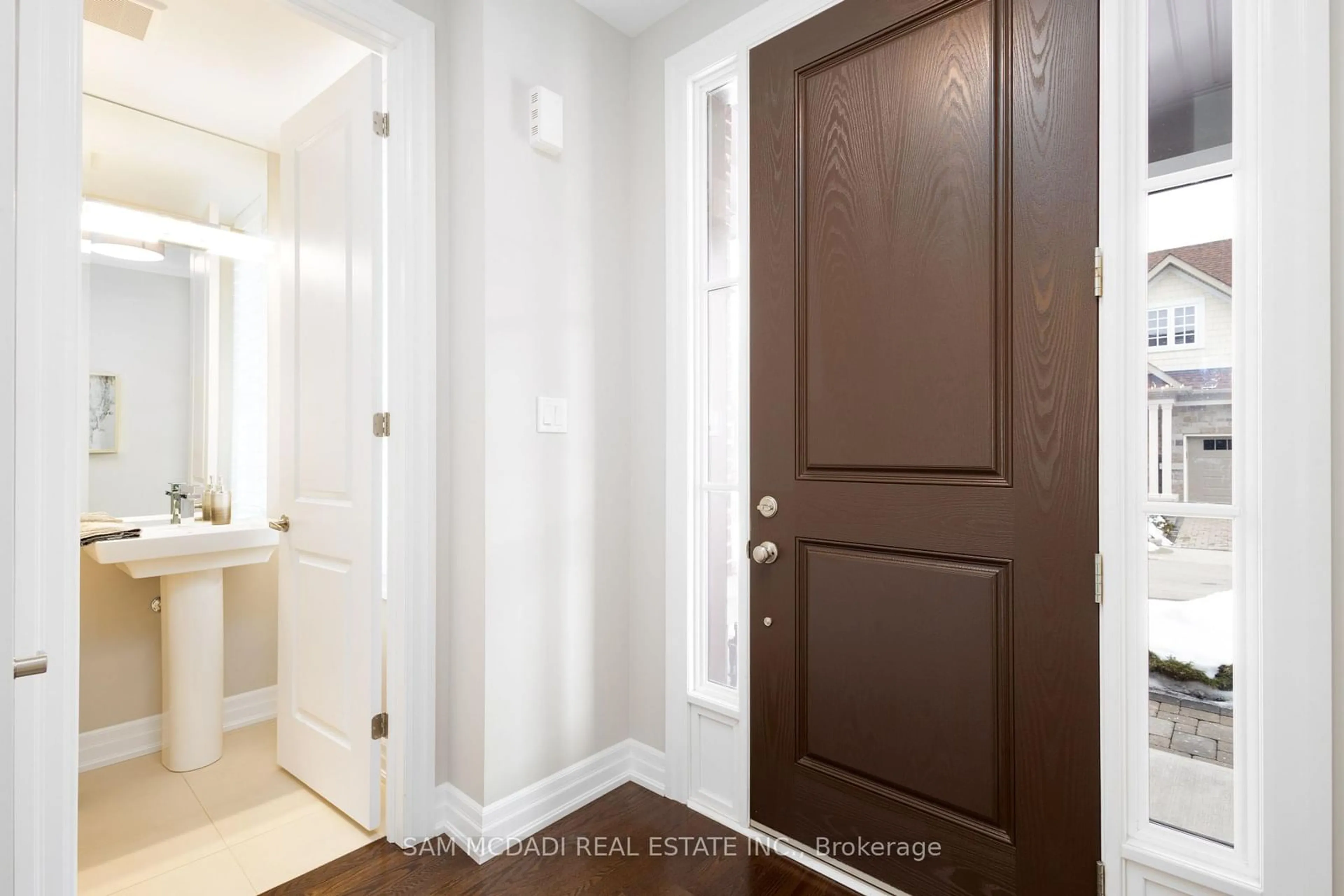 Indoor entryway for 20 Windsor Circ, Niagara-on-the-Lake Ontario L0S 1J0