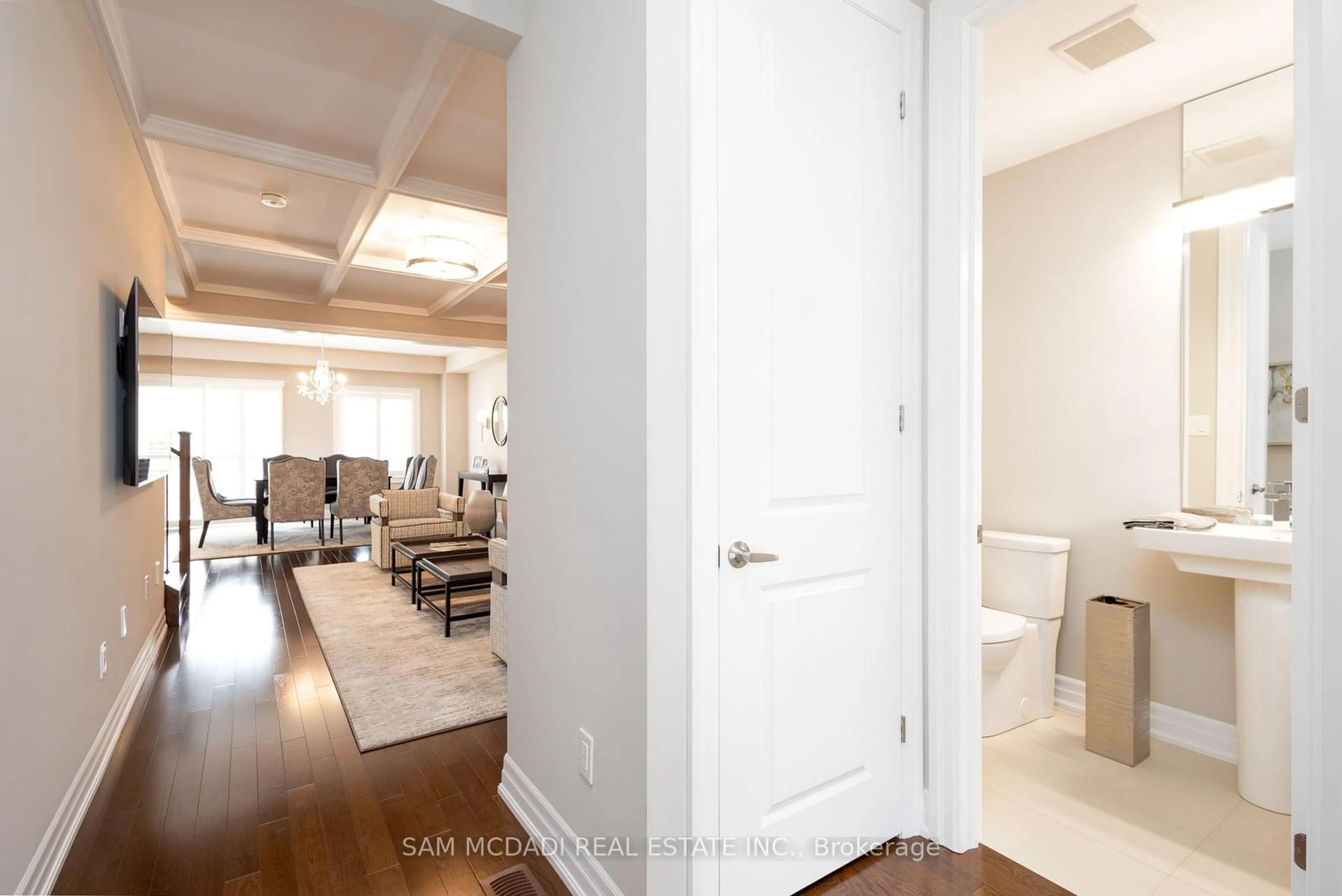Indoor entryway for 20 Windsor Circ, Niagara-on-the-Lake Ontario L0S 1J0