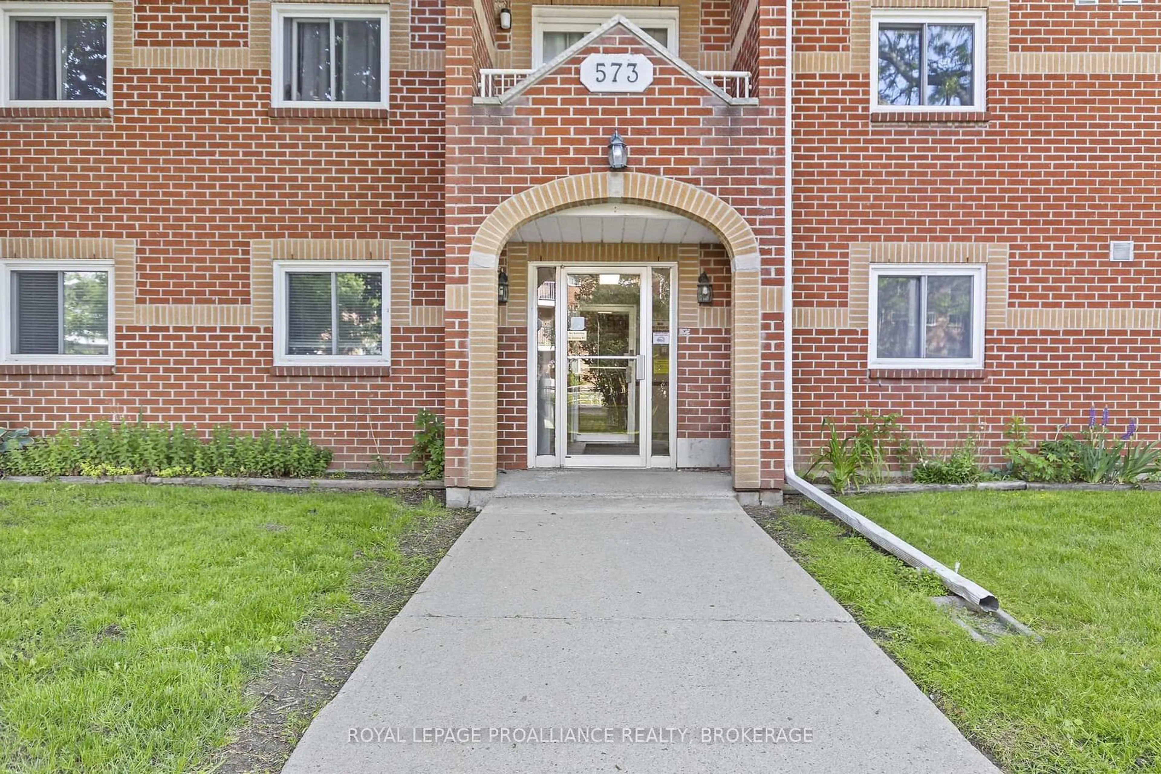 Indoor foyer for 573 Armstrong Rd #101, Kingston Ontario K7M 8J8