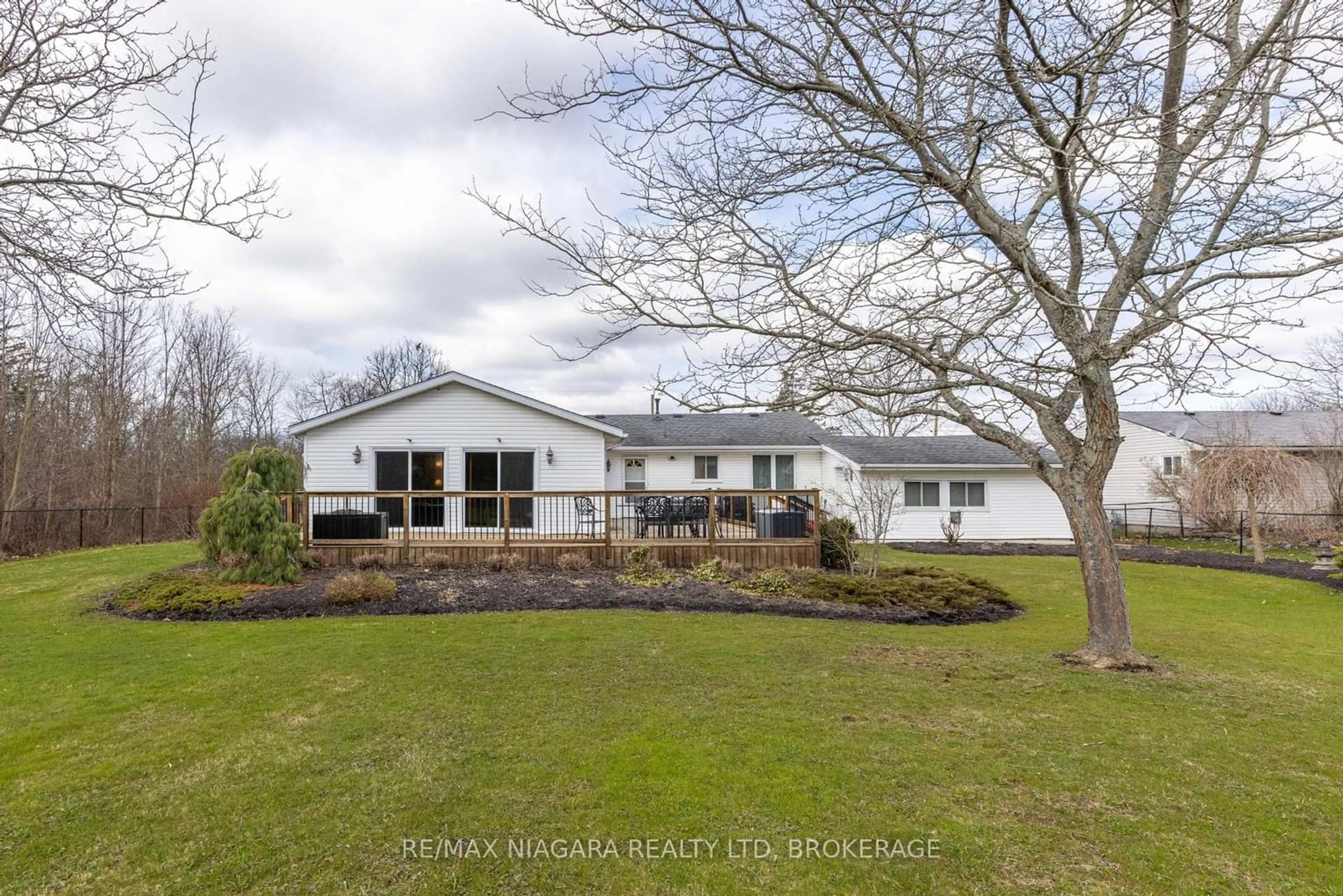 A pic from outside/outdoor area/front of a property/back of a property/a pic from drone, water/lake/river/ocean view for 620 Prospect Point Rd, Fort Erie Ontario L0S 1N0