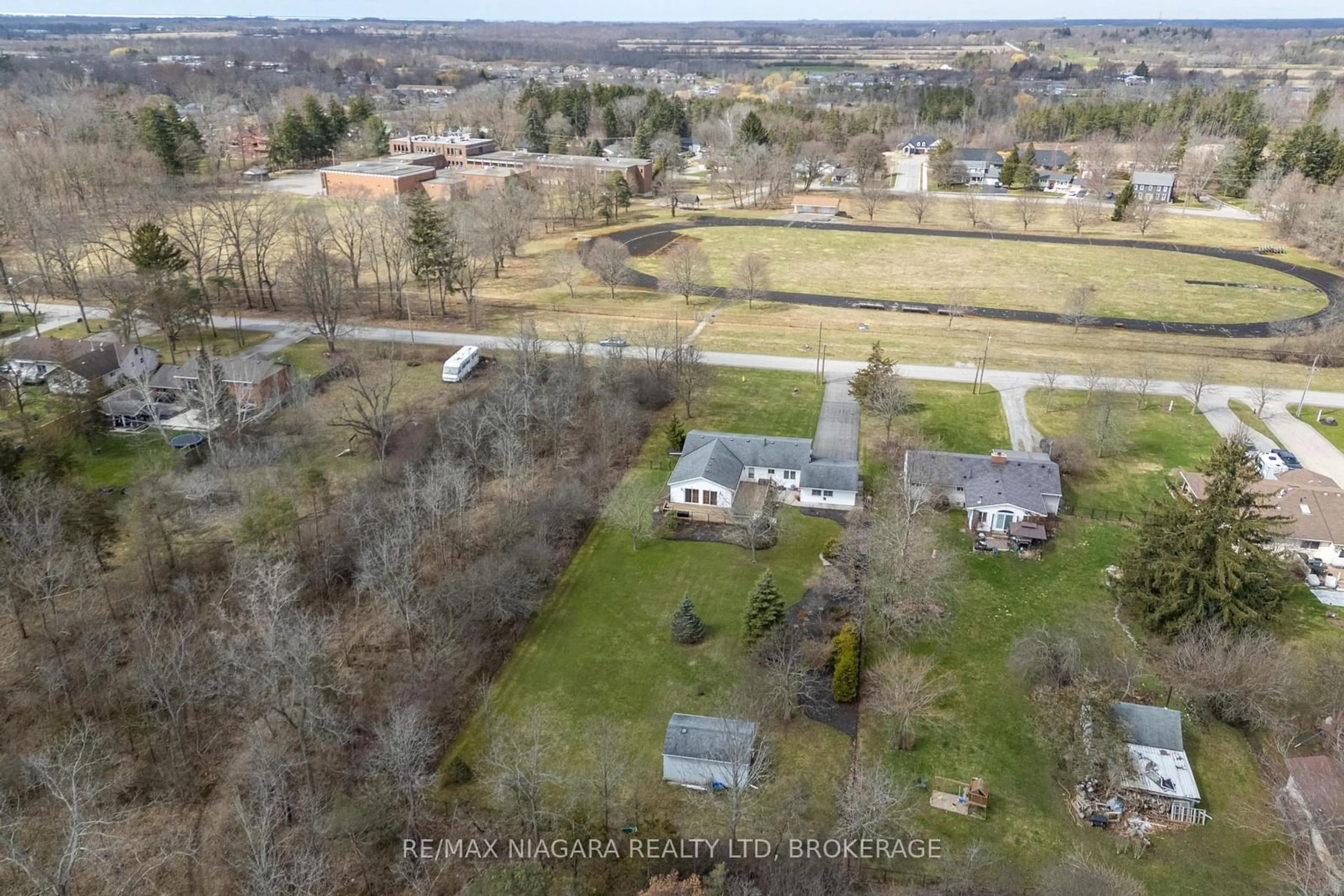 A pic from outside/outdoor area/front of a property/back of a property/a pic from drone, mountain view for 620 Prospect Point Rd, Fort Erie Ontario L0S 1N0