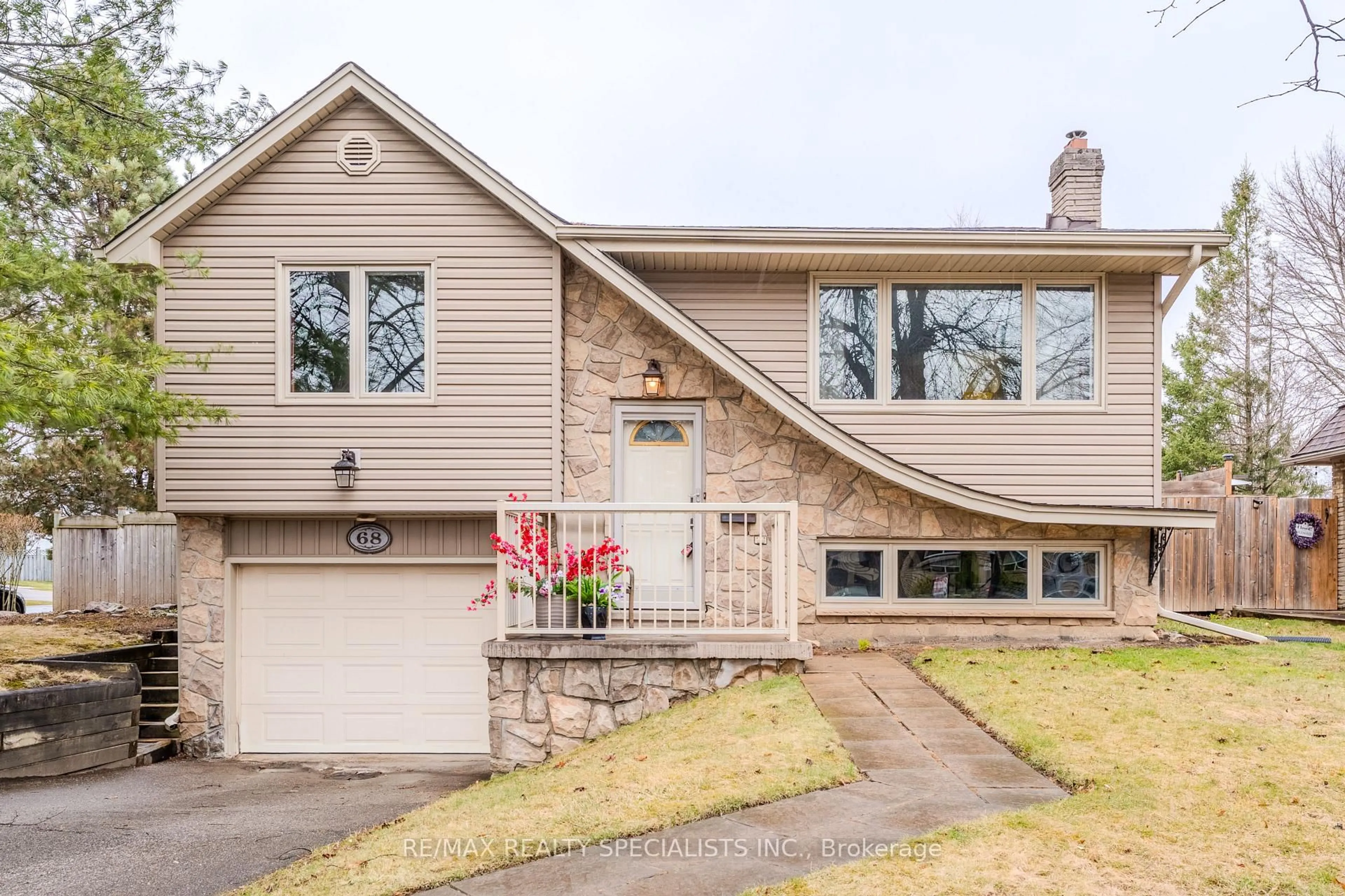 Home with vinyl exterior material, street for 68 Oriole Pkwy, Brantford Ontario N3R 6V9