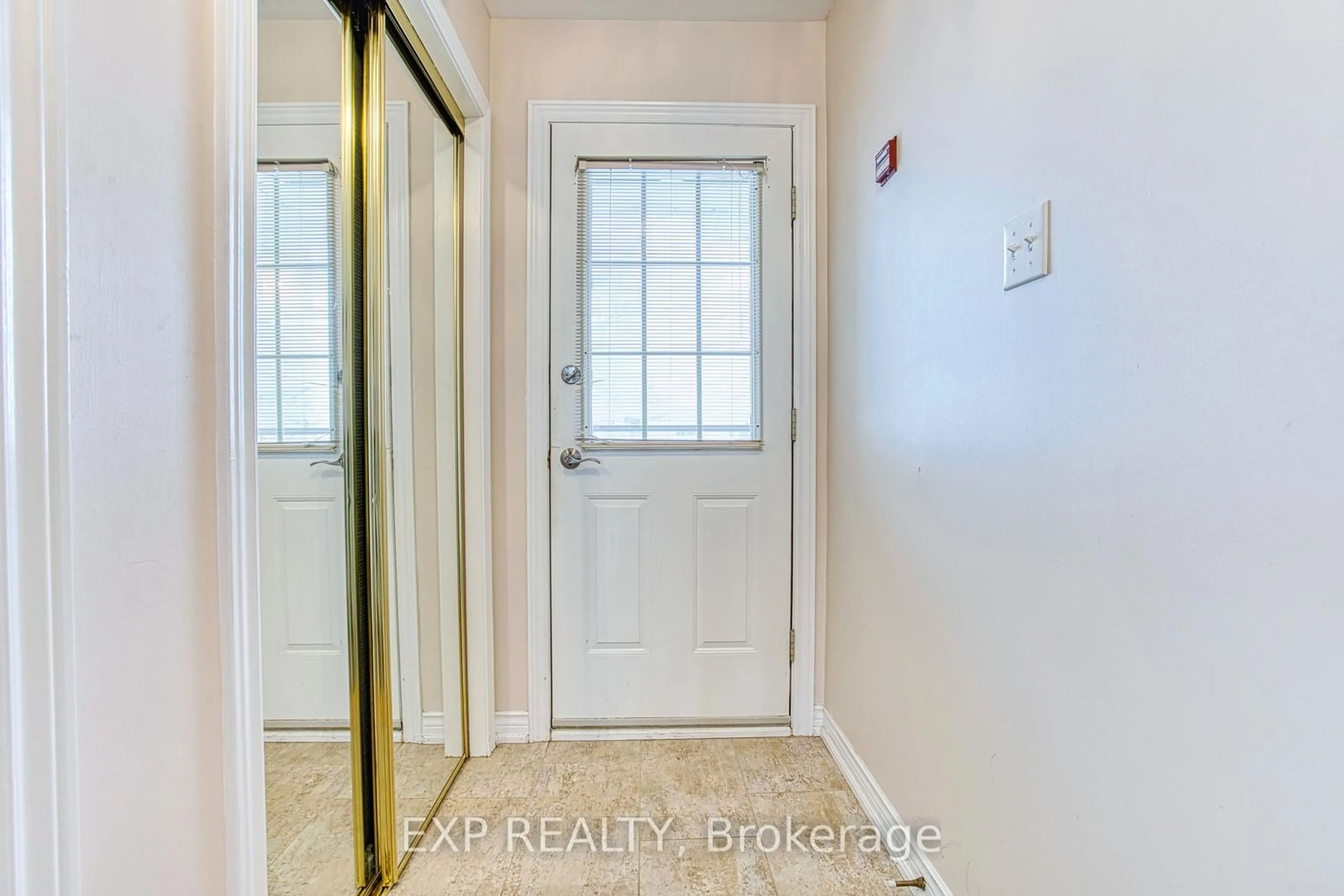 Indoor entryway for 165 Main St #2, Grimsby Ontario L3M 1P2