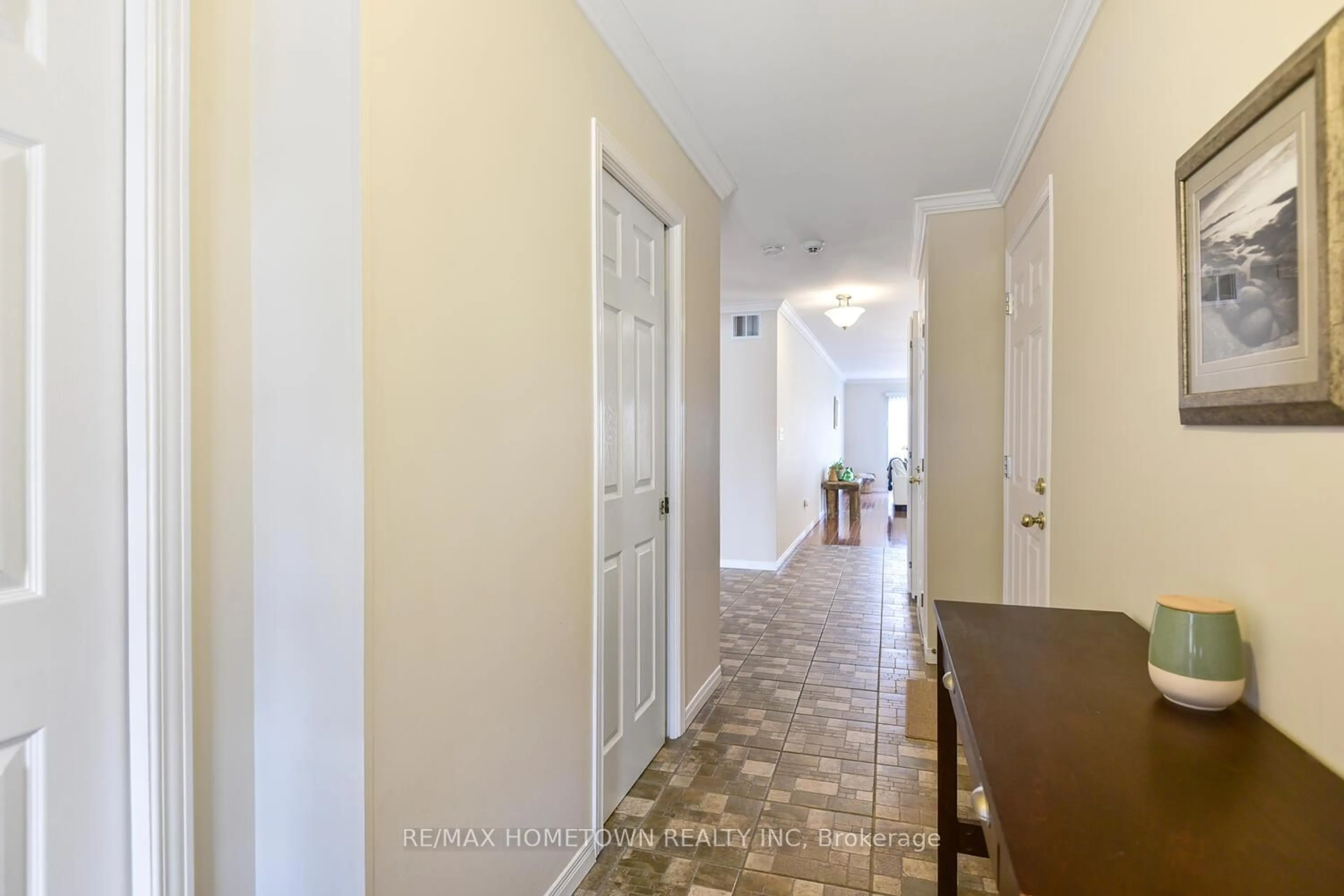 Indoor entryway for 221 BELEY St, Brockville Ontario K6V 7J7