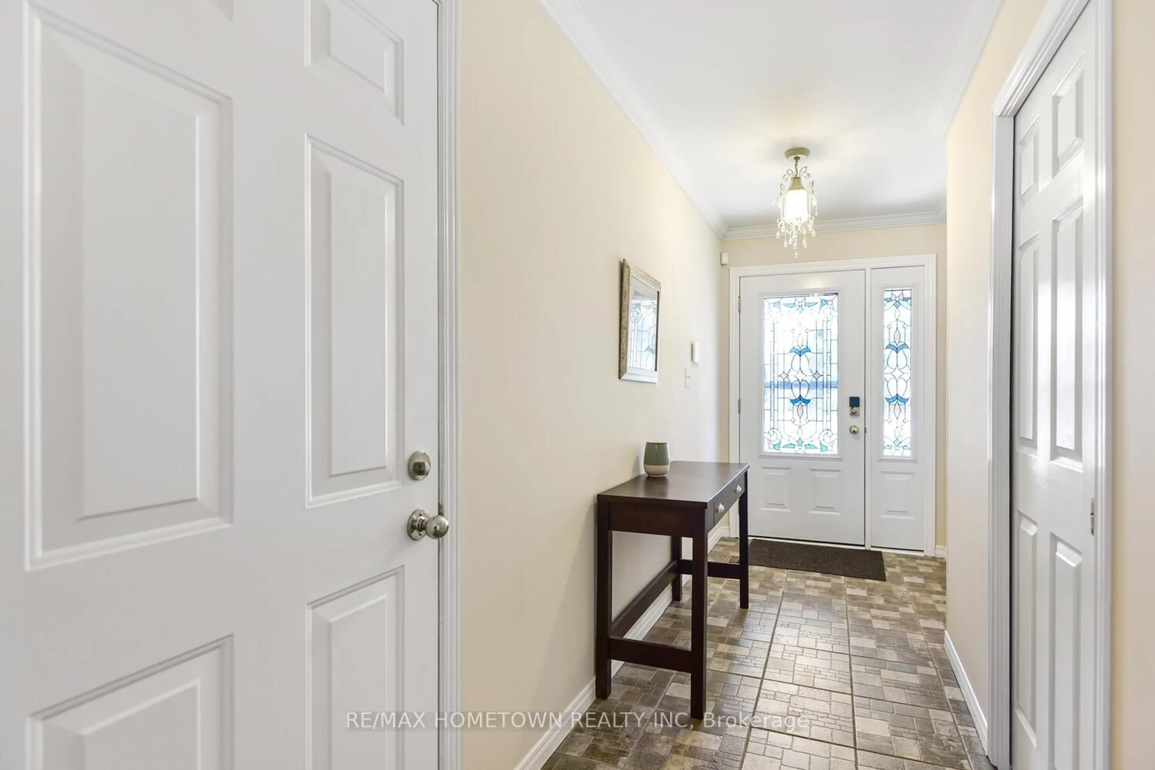 Indoor entryway for 221 BELEY St, Brockville Ontario K6V 7J7