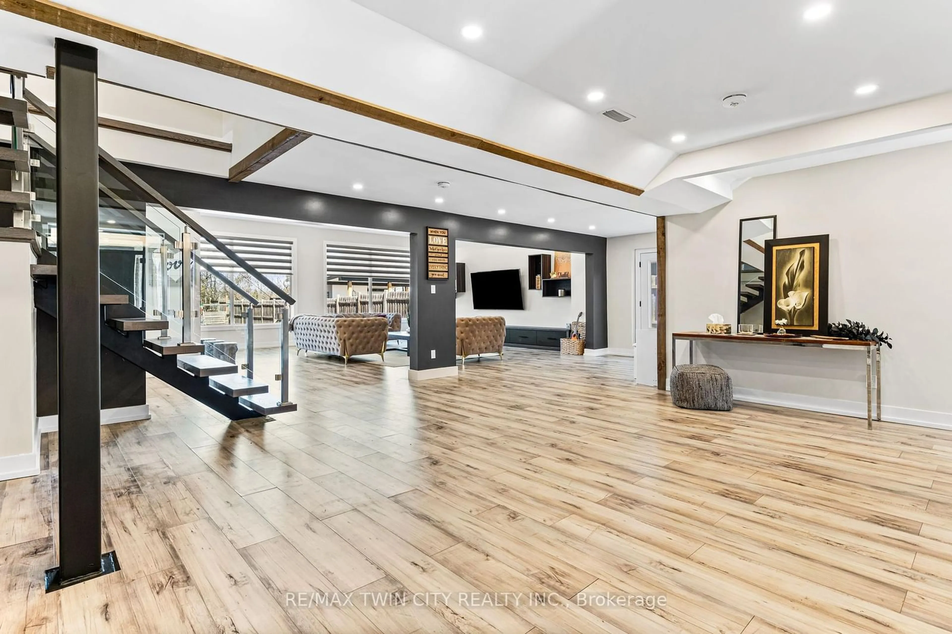 Indoor foyer for 330 Piper St, North Dumfries Ontario N0B 1E0