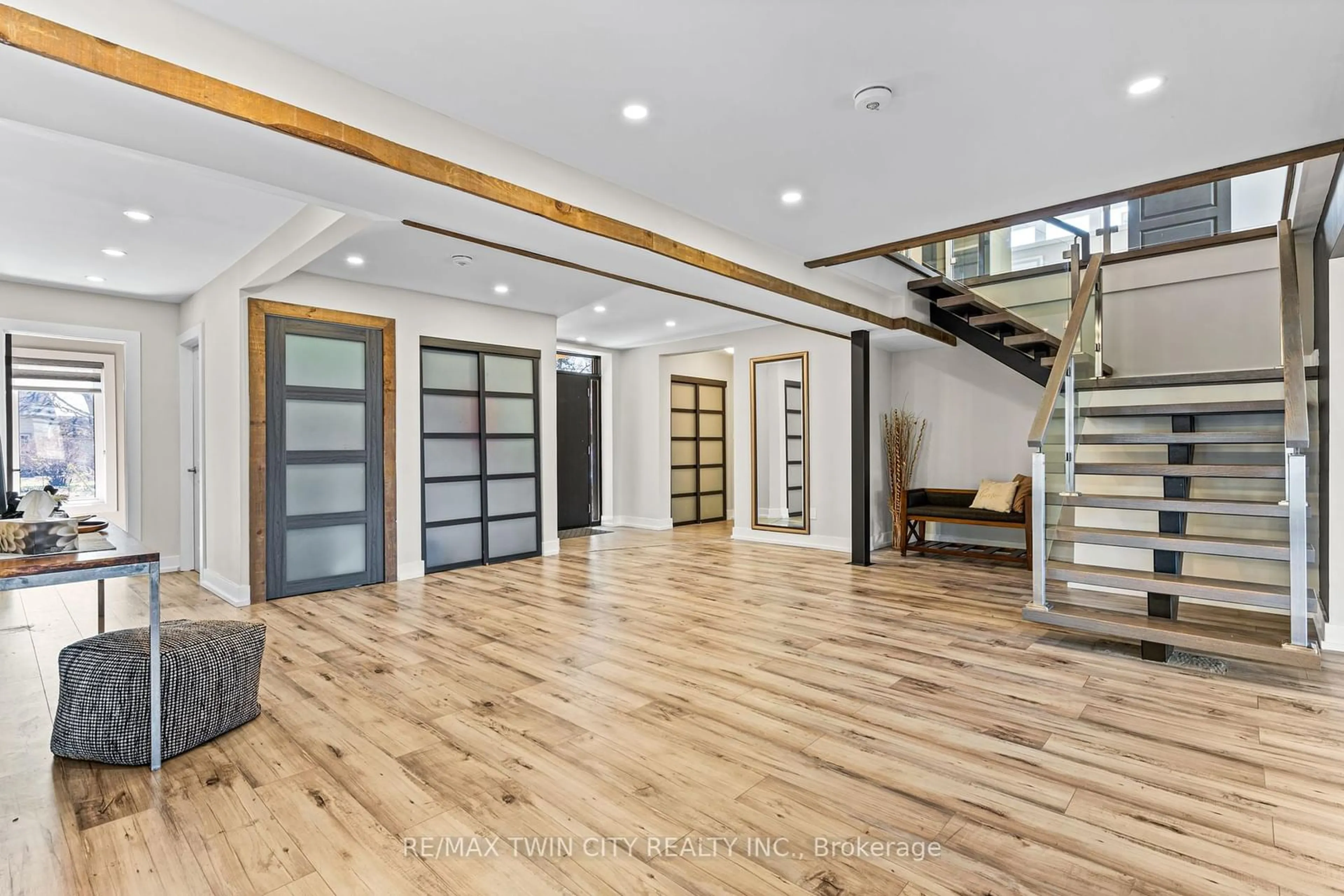 Indoor foyer for 330 Piper St, North Dumfries Ontario N0B 1E0