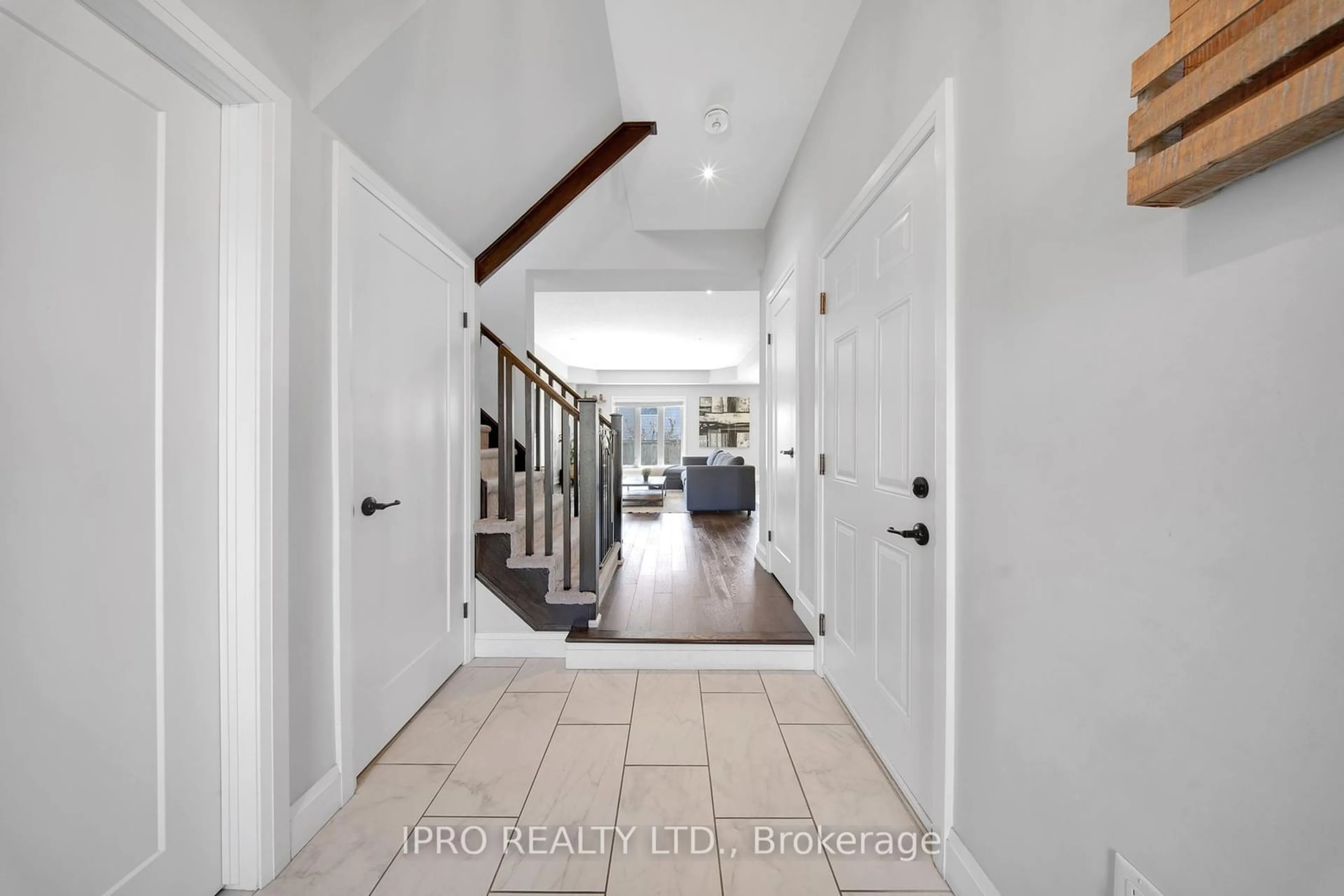 Indoor entryway for 22 Lagoon Ave, Hamilton Ontario L8H 7C5