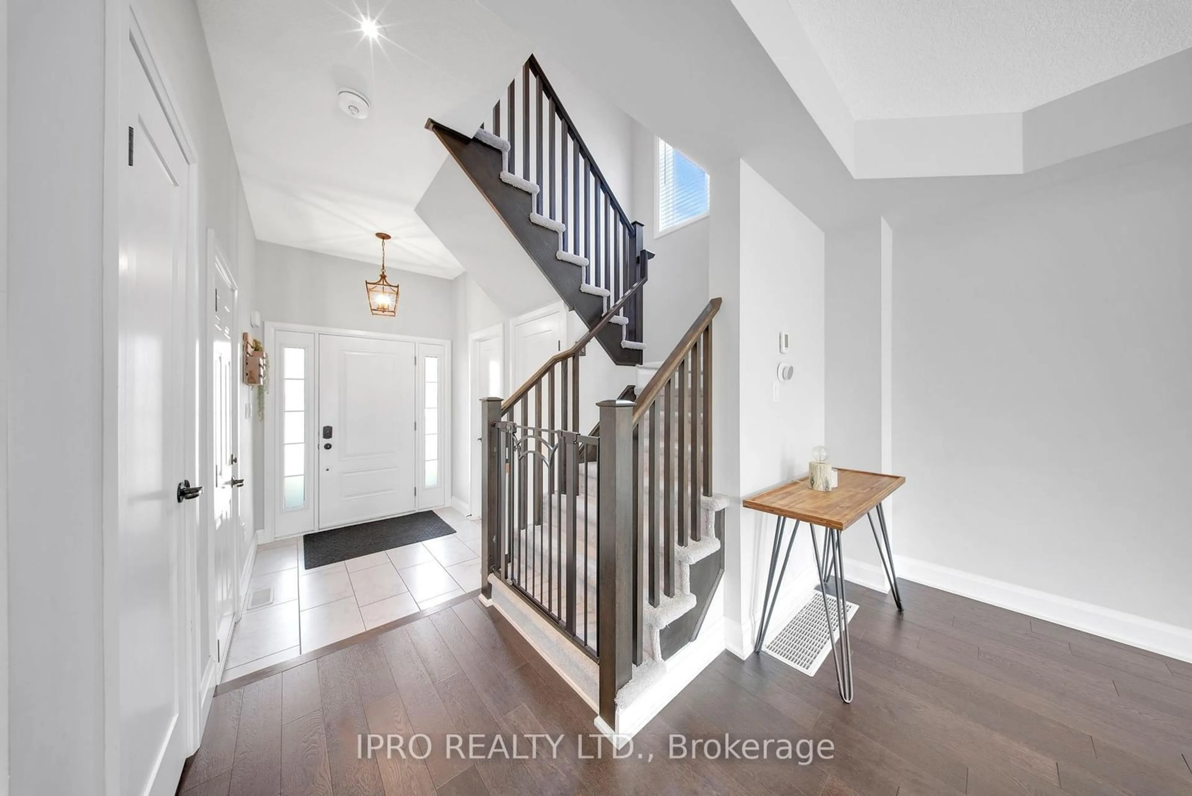 Indoor entryway for 22 Lagoon Ave, Hamilton Ontario L8H 7C5