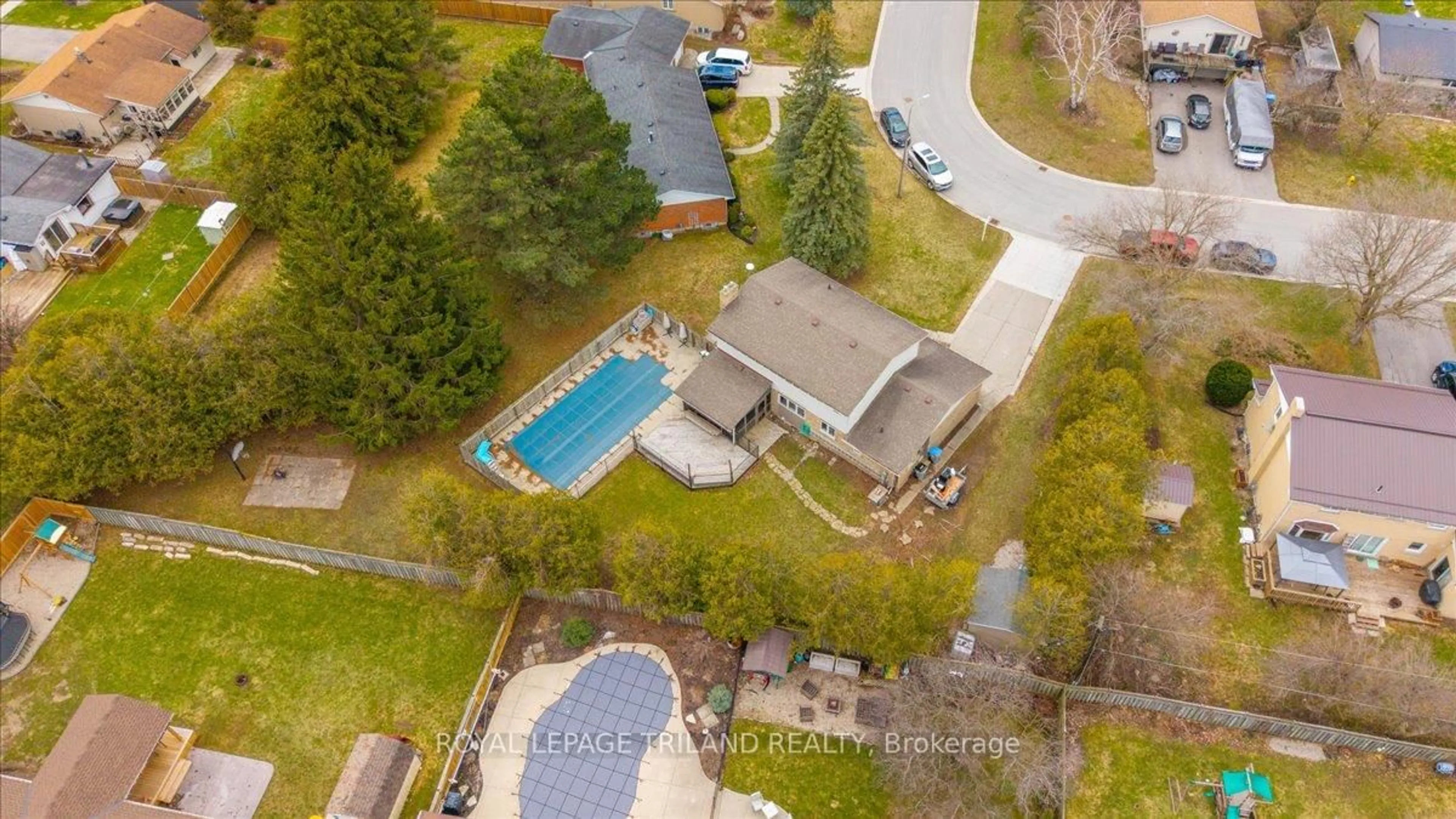 A pic from outside/outdoor area/front of a property/back of a property/a pic from drone, water/lake/river/ocean view for 21 Sherwood Cres, South Huron Ontario N0M 1S1