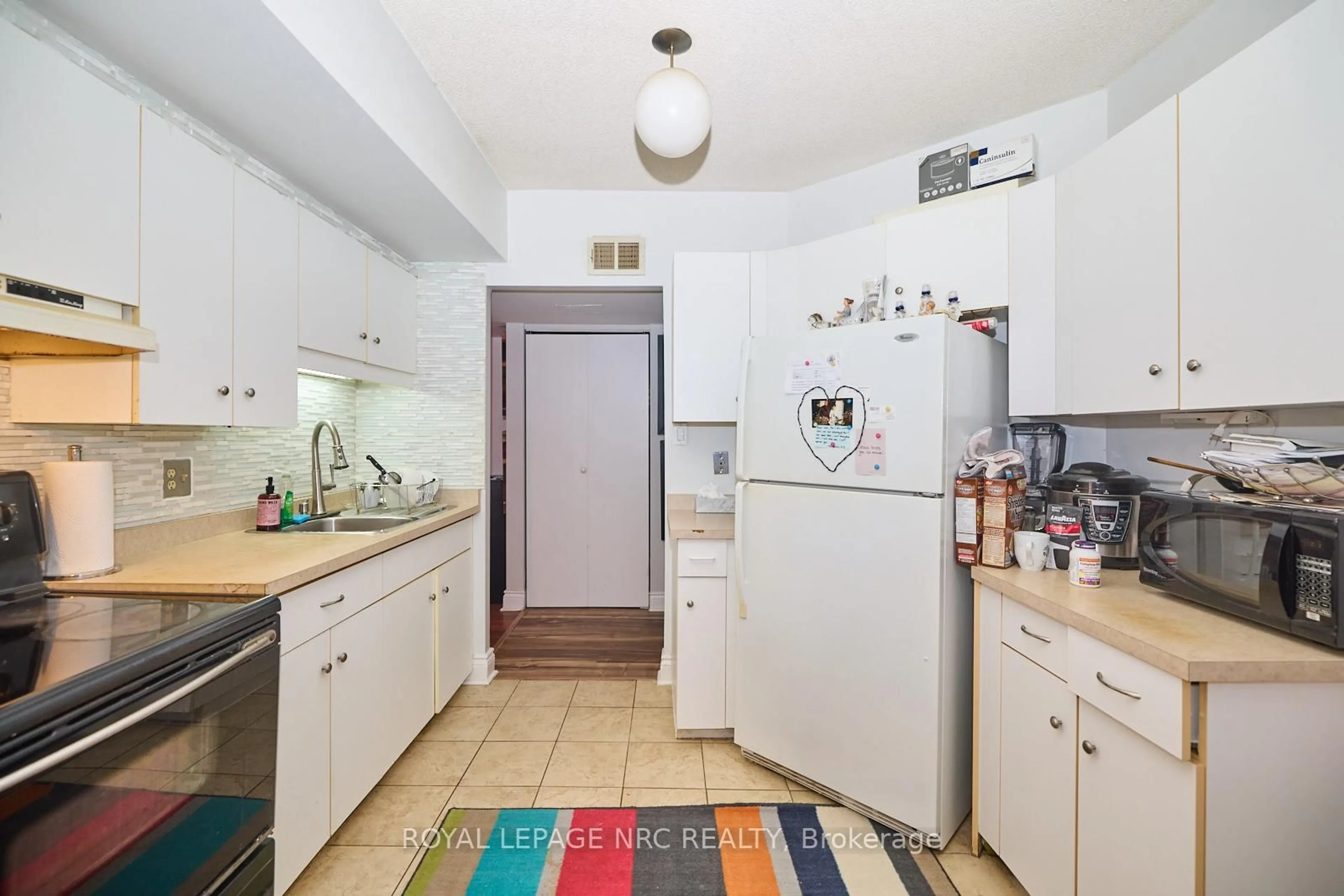 Standard kitchen, unknown for 4872 Valley Way #302, Niagara Falls Ontario L2E 1W3