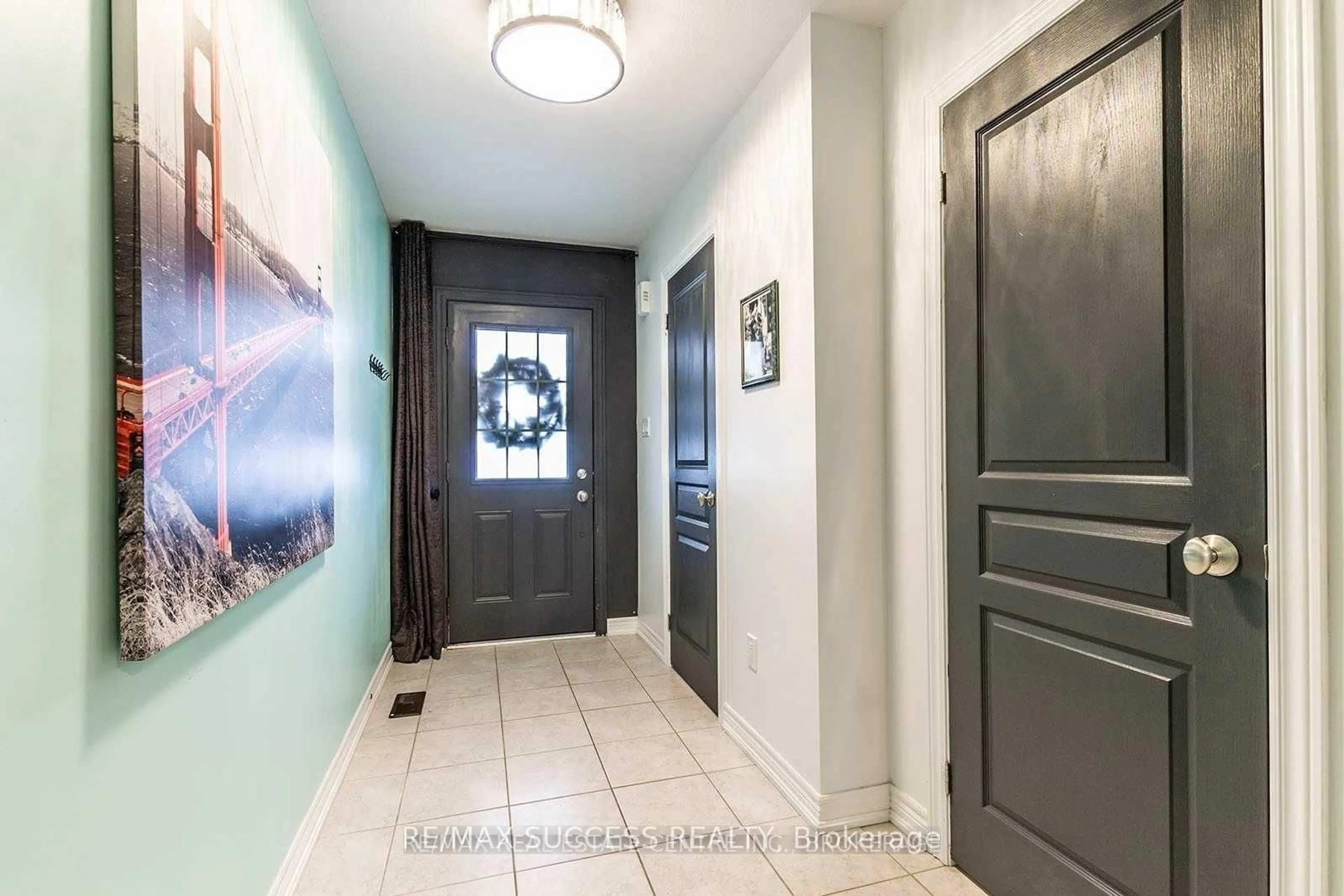 Indoor entryway for 10 Pumpkin Pass Pass #10, Hamilton Ontario L0R 1C0