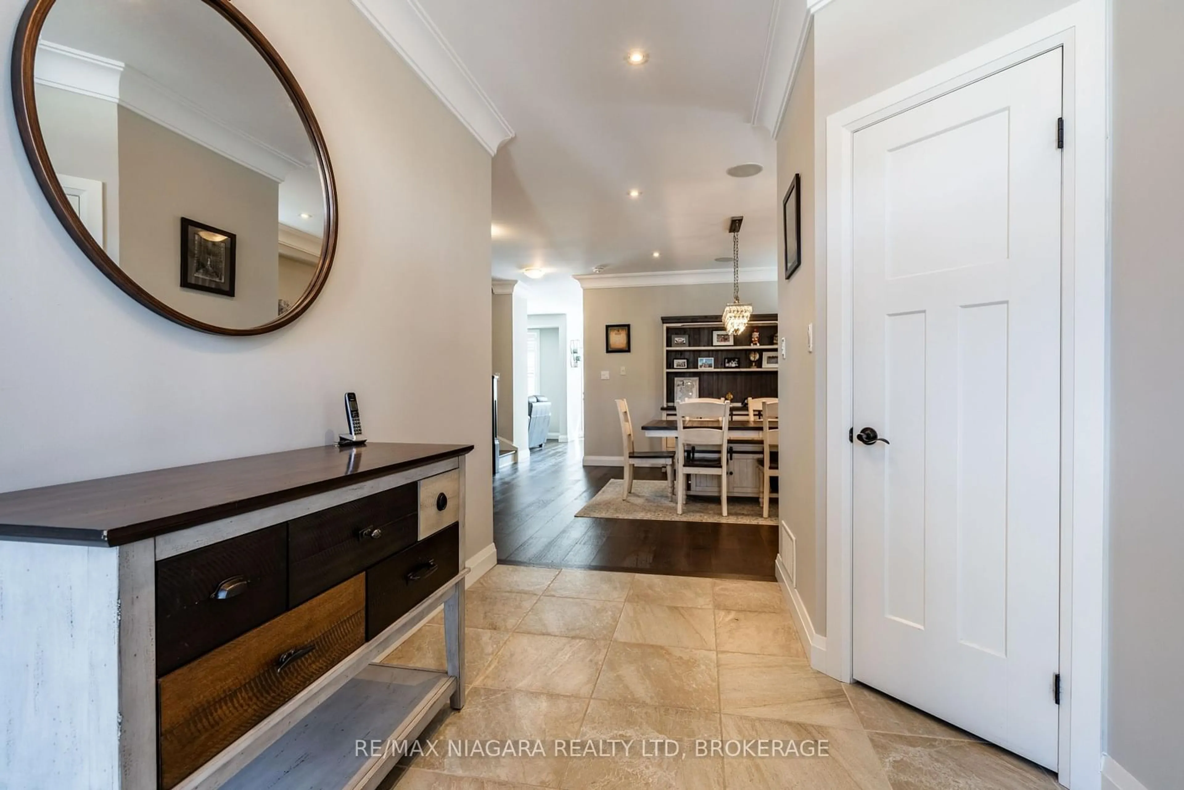 Indoor entryway for 270 Main St #16, Grimsby Ontario L3M 0B3